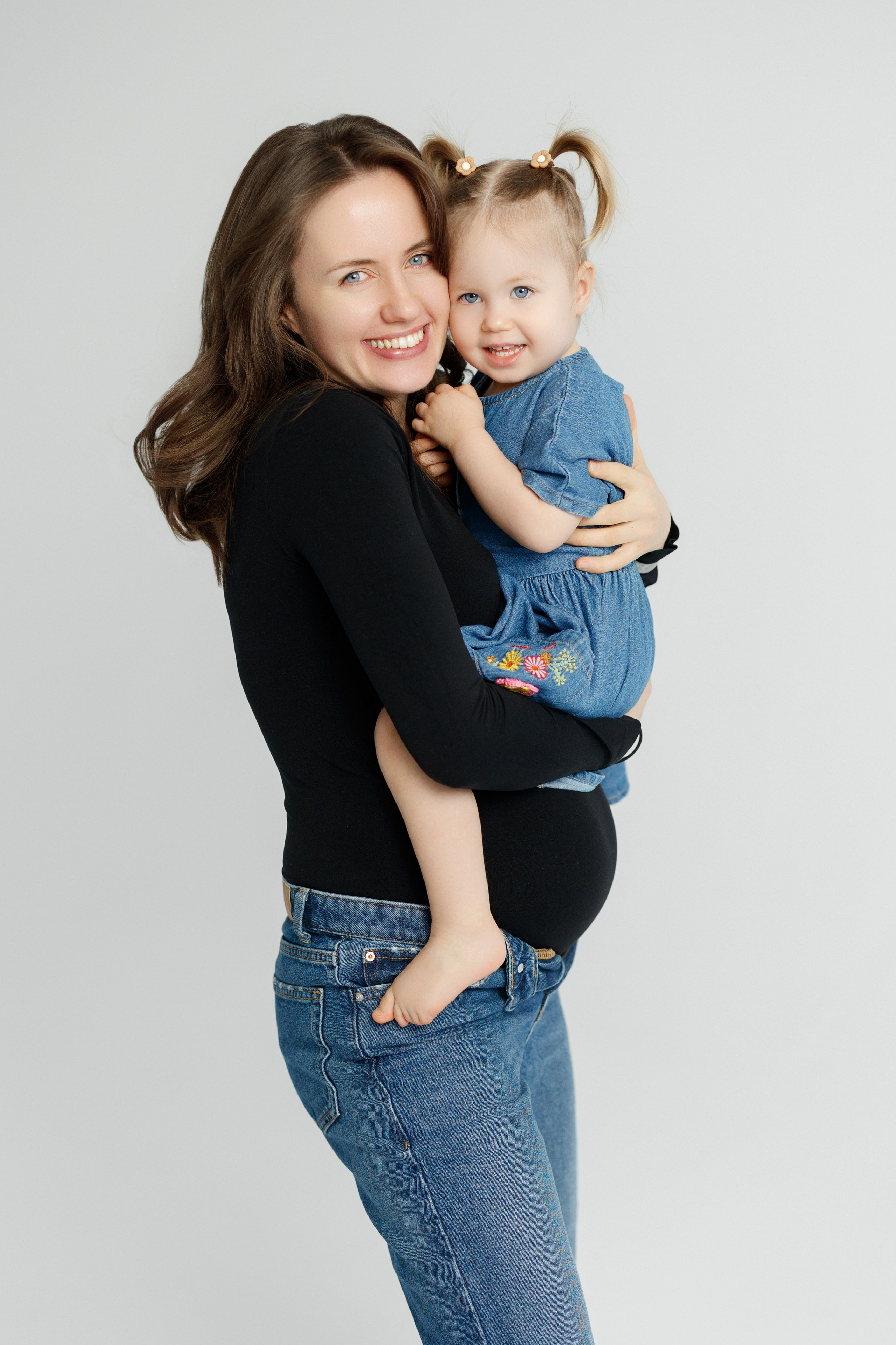 Ședință Foto de Familie — Stil Minimalist pe Fundal Alb. Scarlat Photography