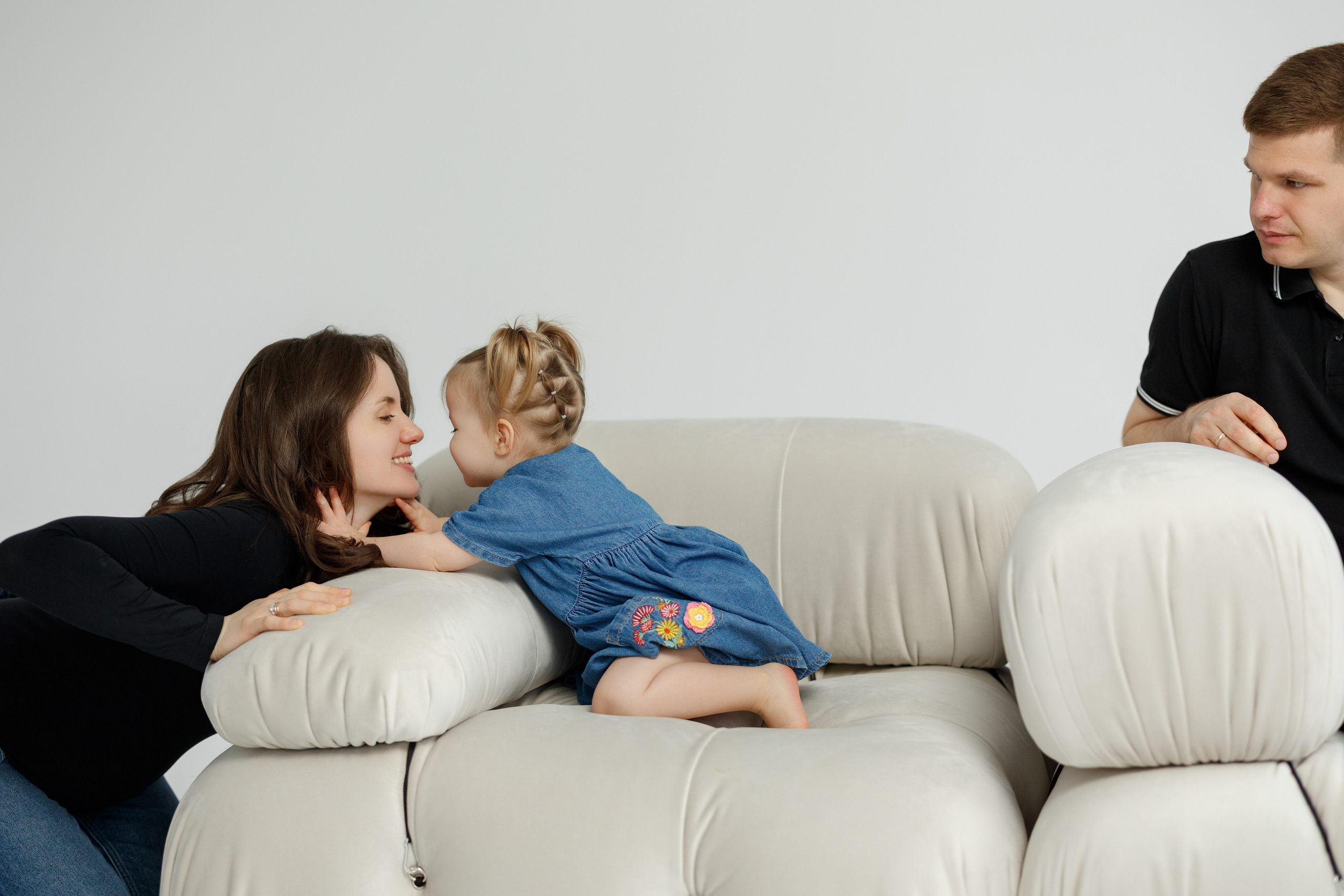 Ședință Foto de Familie — Stil Minimalist pe Fundal Alb. Scarlat Photography