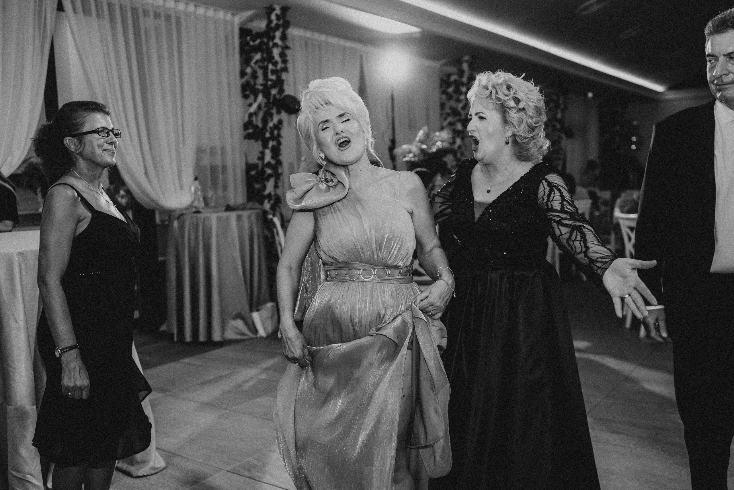 Cununie civila in aer liber , artificii de zi colorate , decor nunta , nunta la Hotel Traian. Proud Vision Weddings | Wedding Photography & Film — Servicii profesionale Foto Video Nunta Iasi