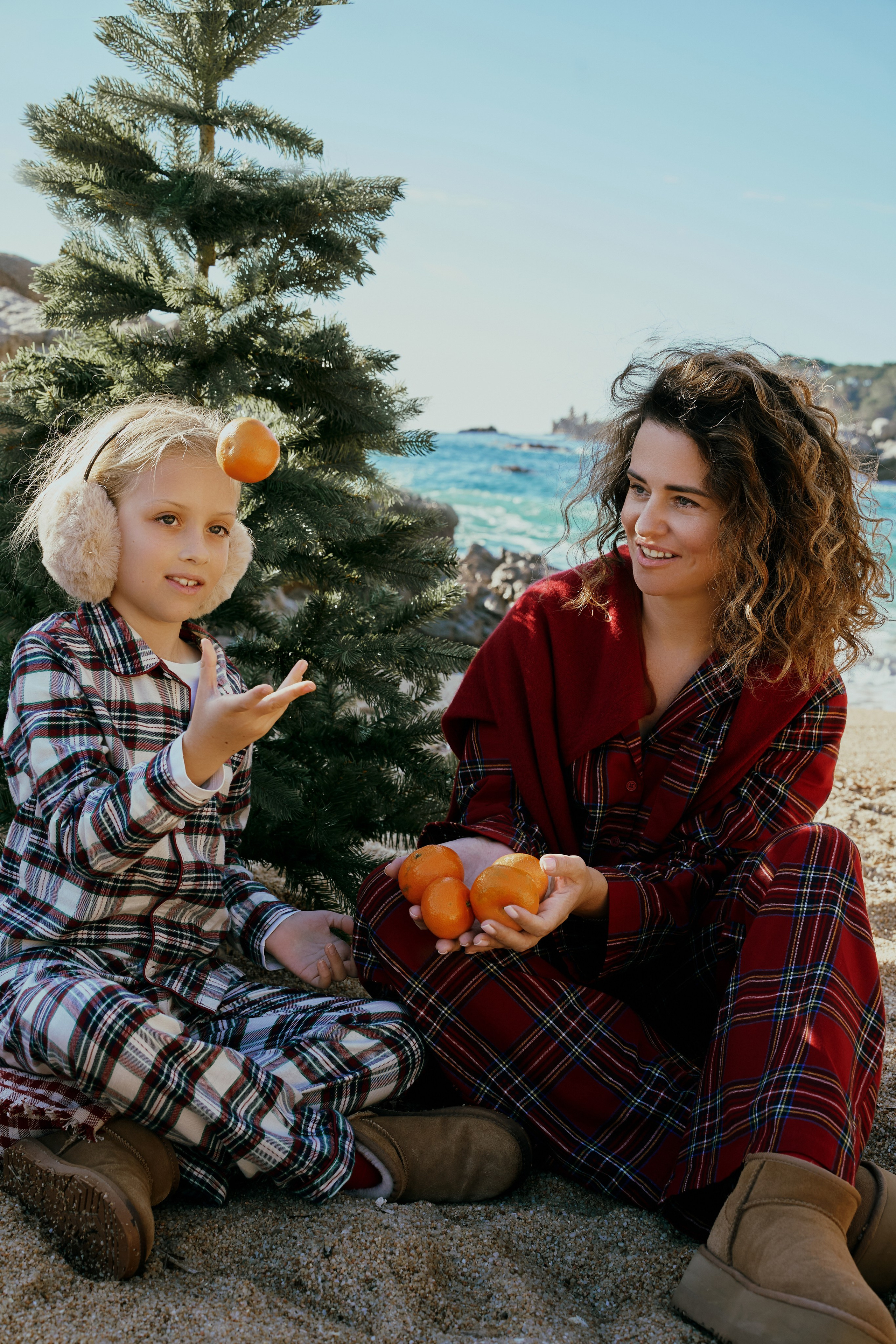 Пляж. Мама и дочь. Фотограф в Барселоне Жанна Захарченко