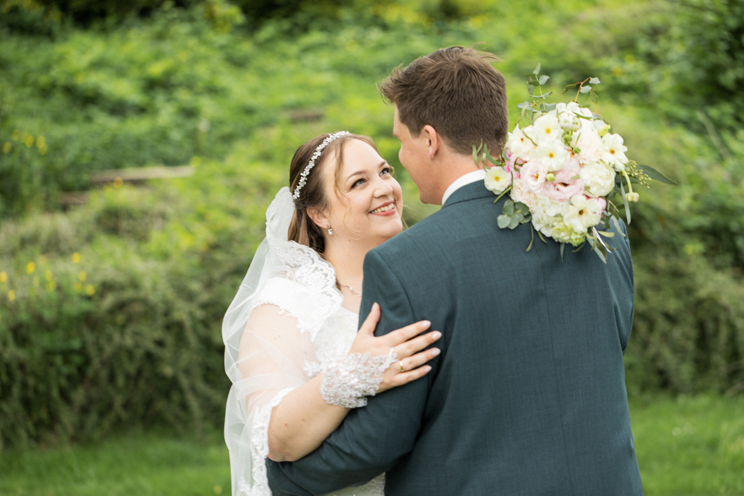 Kirchliche Trauung in Oerlinghausen – Emotionale Hochzeitsfotos & Stilvolle Reportagen!. Hochzeitsfotografin in Gütersloh | Authentische Hochzeitsreportagen | TK Photographie