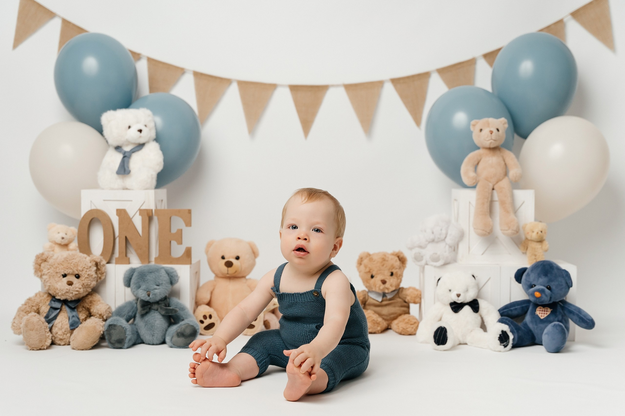 First birthday cake smash session. Newborn and family photographer. Hills District. Sydney