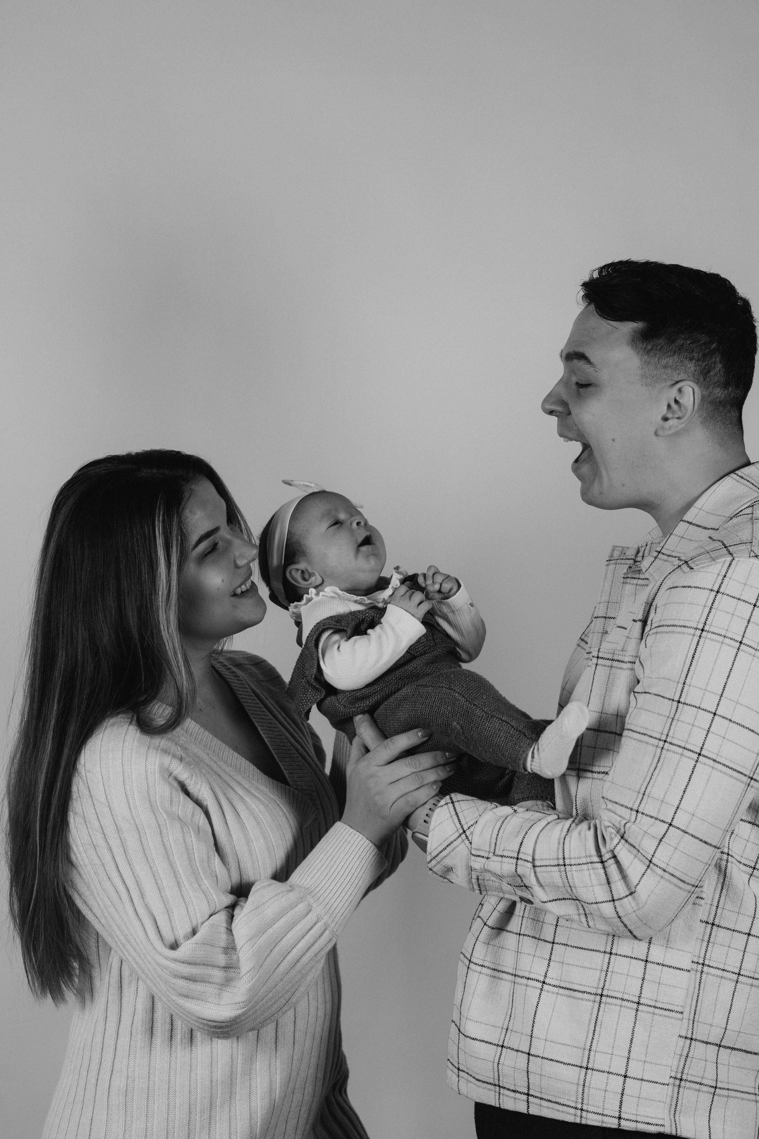 Family, bnw, photoshoot. Wedding and potrait photographer in Helsinki Vickan O