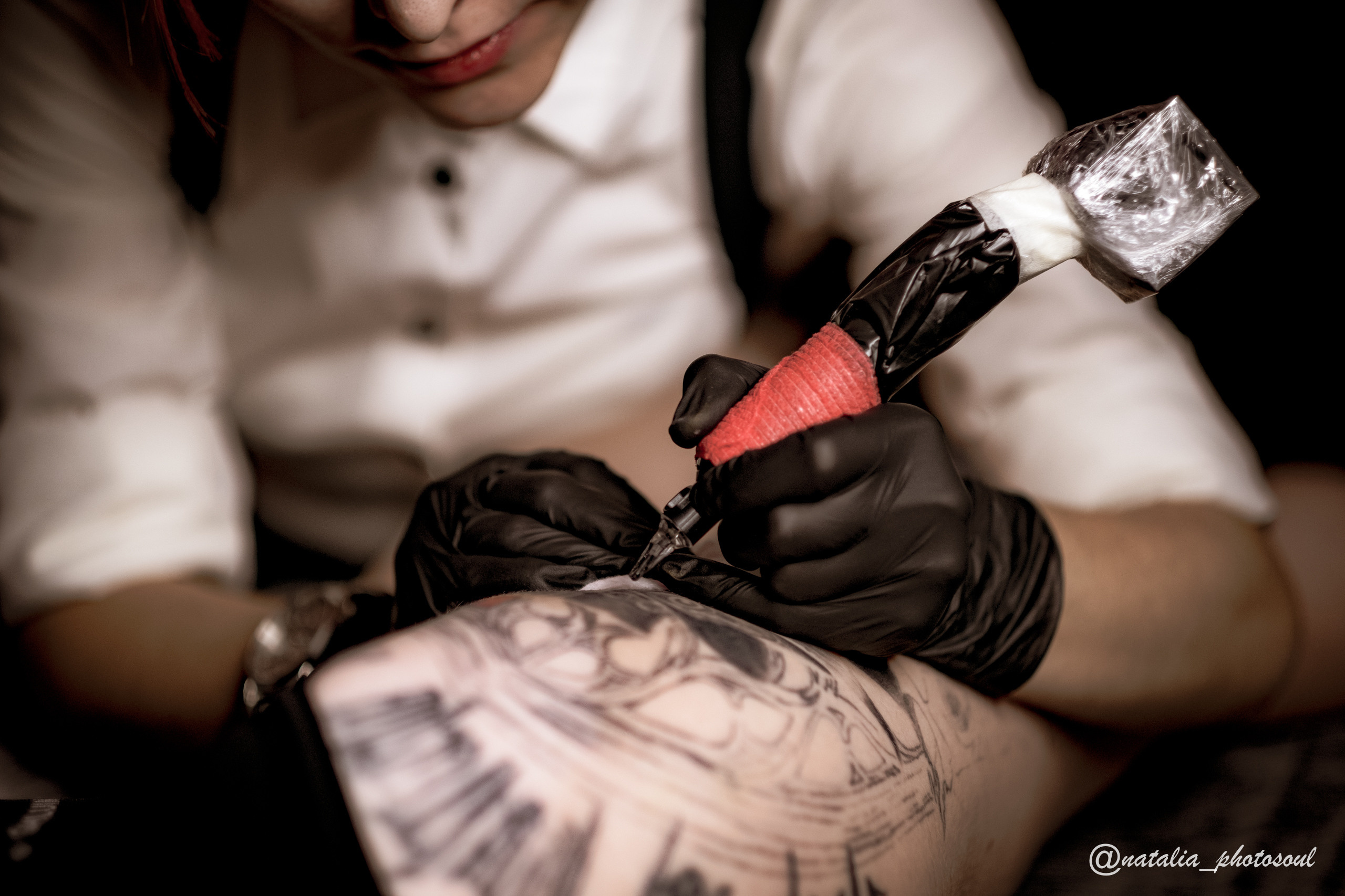 Content shooting for a tattoo parlor master. Photographer in Seoul Dobrokvashina Natalya