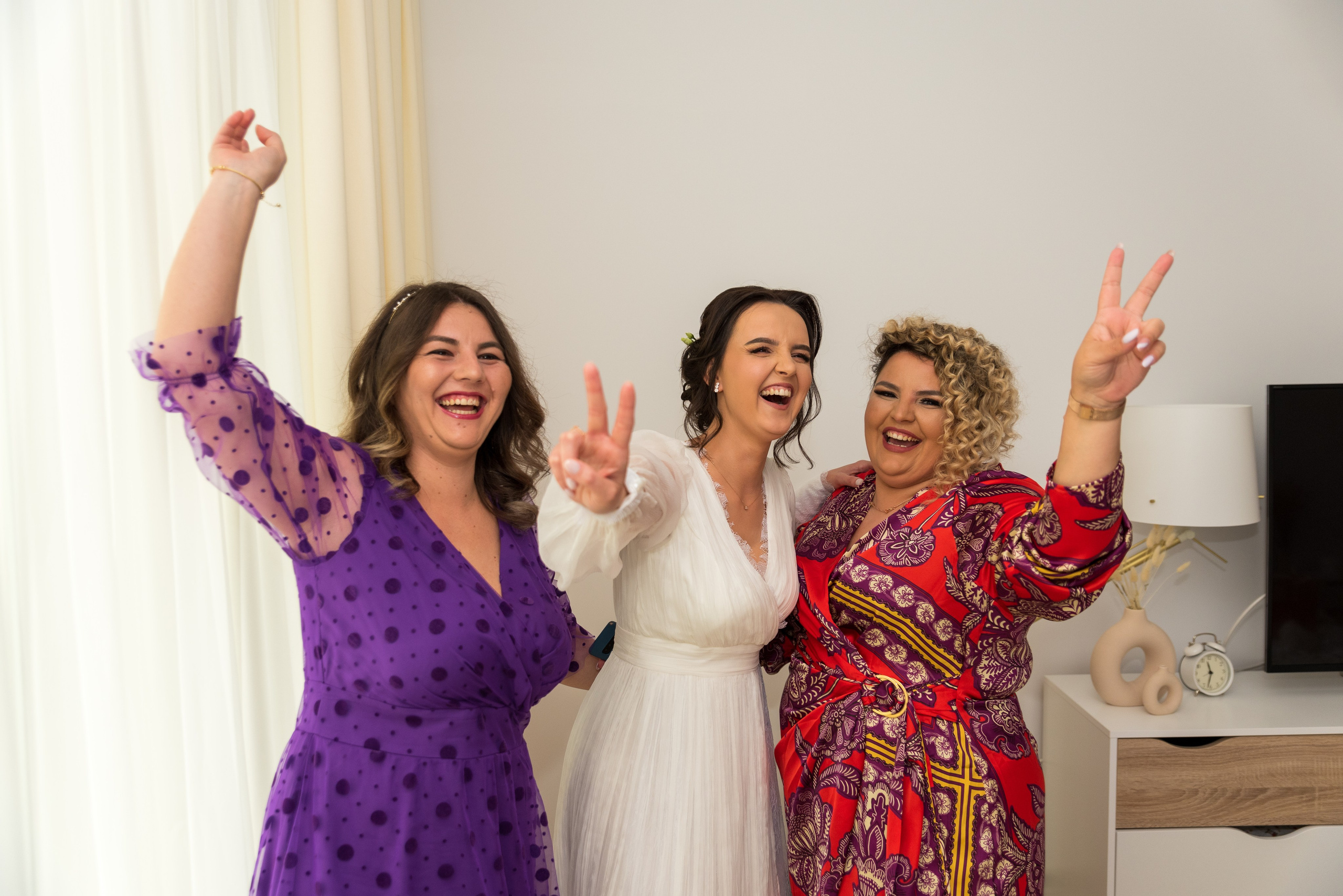 Photo shoot at home, wedding photos, Bucharest wedding photographer, wedding photos at home, bride posing, customs, professional wedding photography