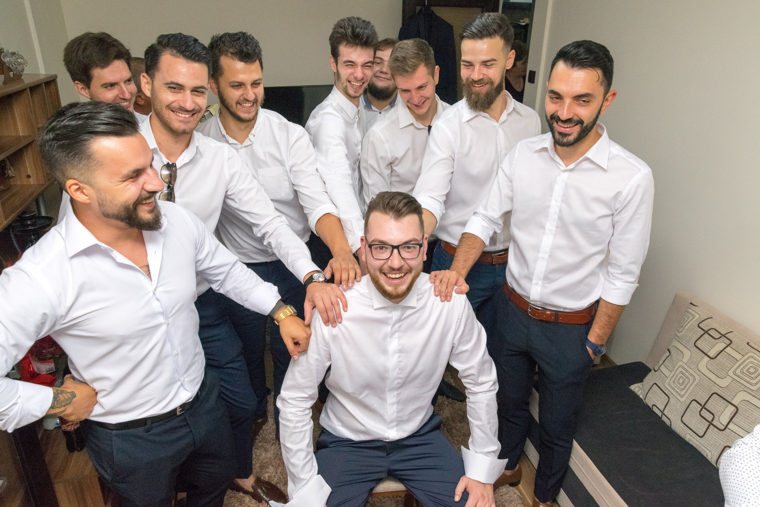 Photo shoot at home, wedding photos, Bucharest wedding photographer, wedding photos at home, bride posing, customs, professional wedding photography