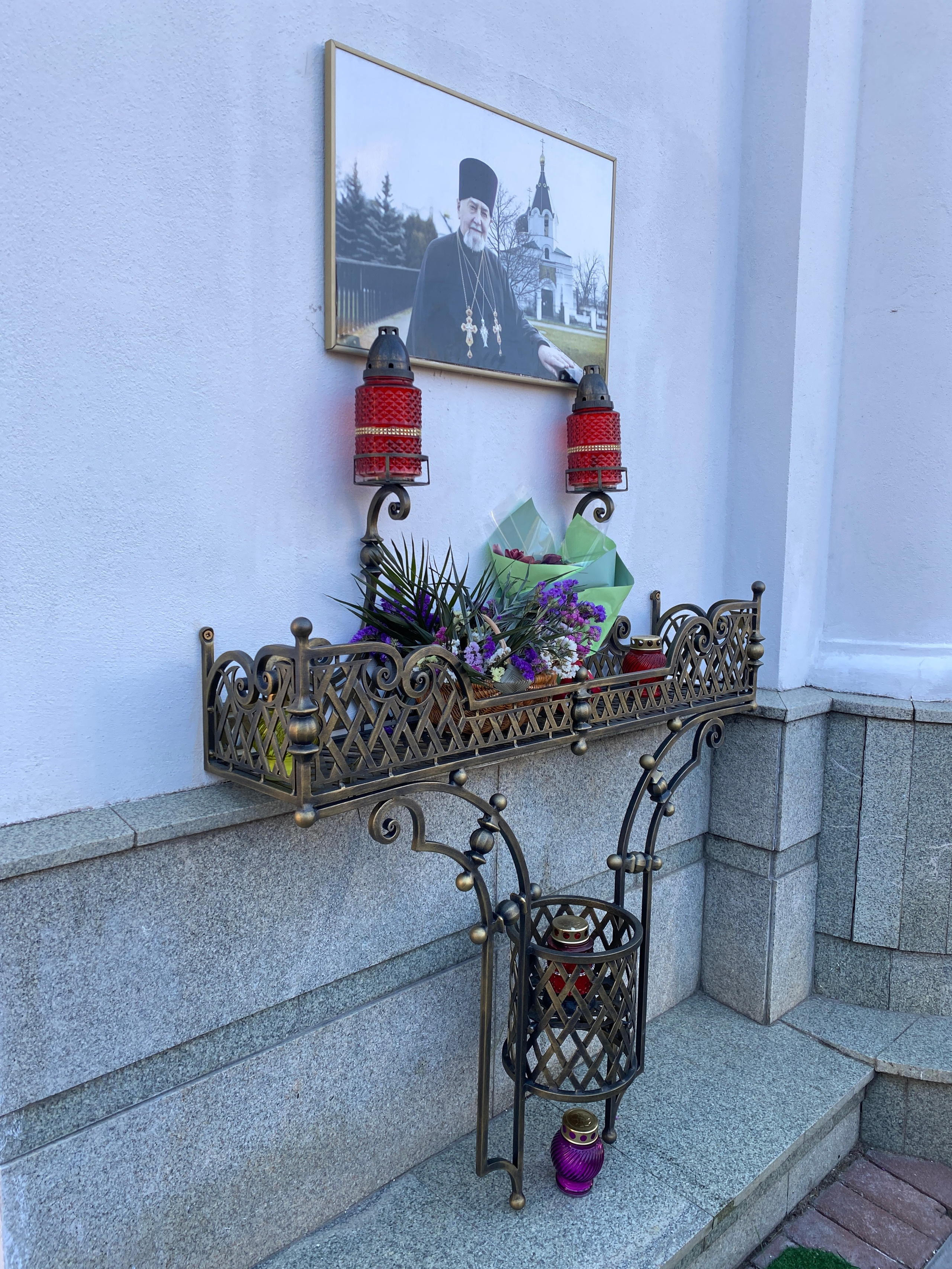 Цветочницы Храма-памятника в честь Всех Святых и в память о жертвах, спасению Отечества нашего послуживших в городе Минске Минской Епархии Белорусской Православной Церкви. 2018 - 2020 г. Сталь, лазерная резка, художественная ковка, сварка.