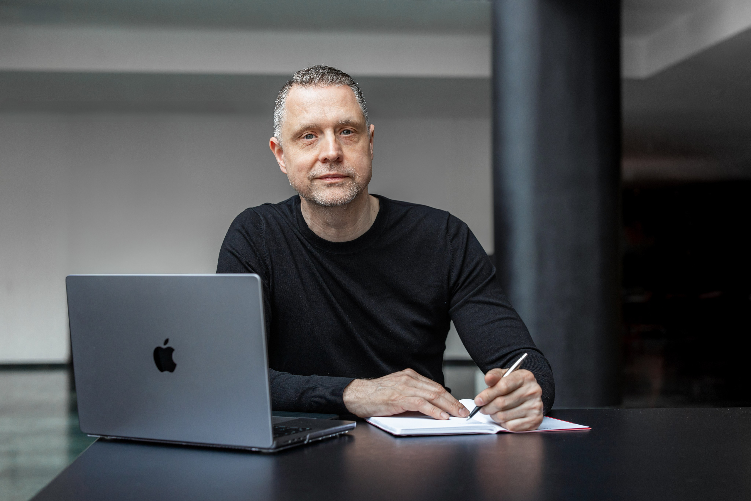 Portrétní fotografka Praha. Dana Lišková — Empatická fotografka | Introspektivní umělkyně | Neurodivergentní koučka| Zakladatelka Artepy.cz