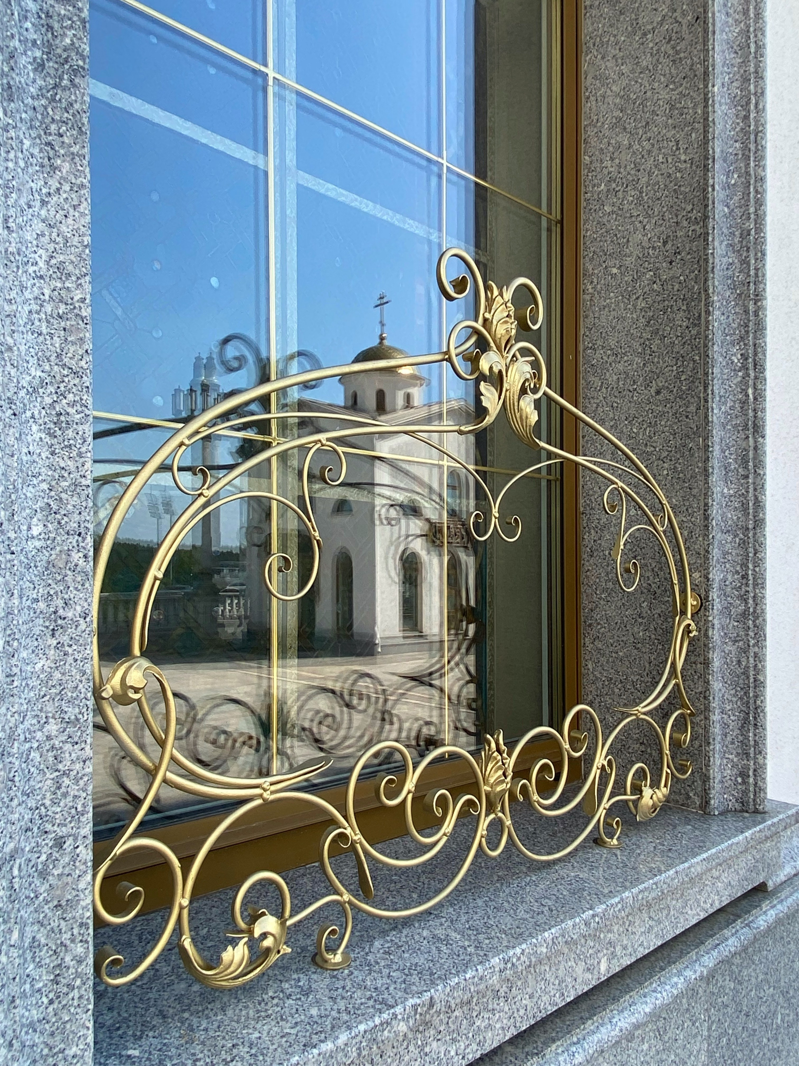 Цветочницы Храма-памятника в честь Всех Святых и в память о жертвах, спасению Отечества нашего послуживших в городе Минске Минской Епархии Белорусской Православной Церкви. 2018 - 2020 г. Сталь, лазерная резка, художественная ковка, сварка.