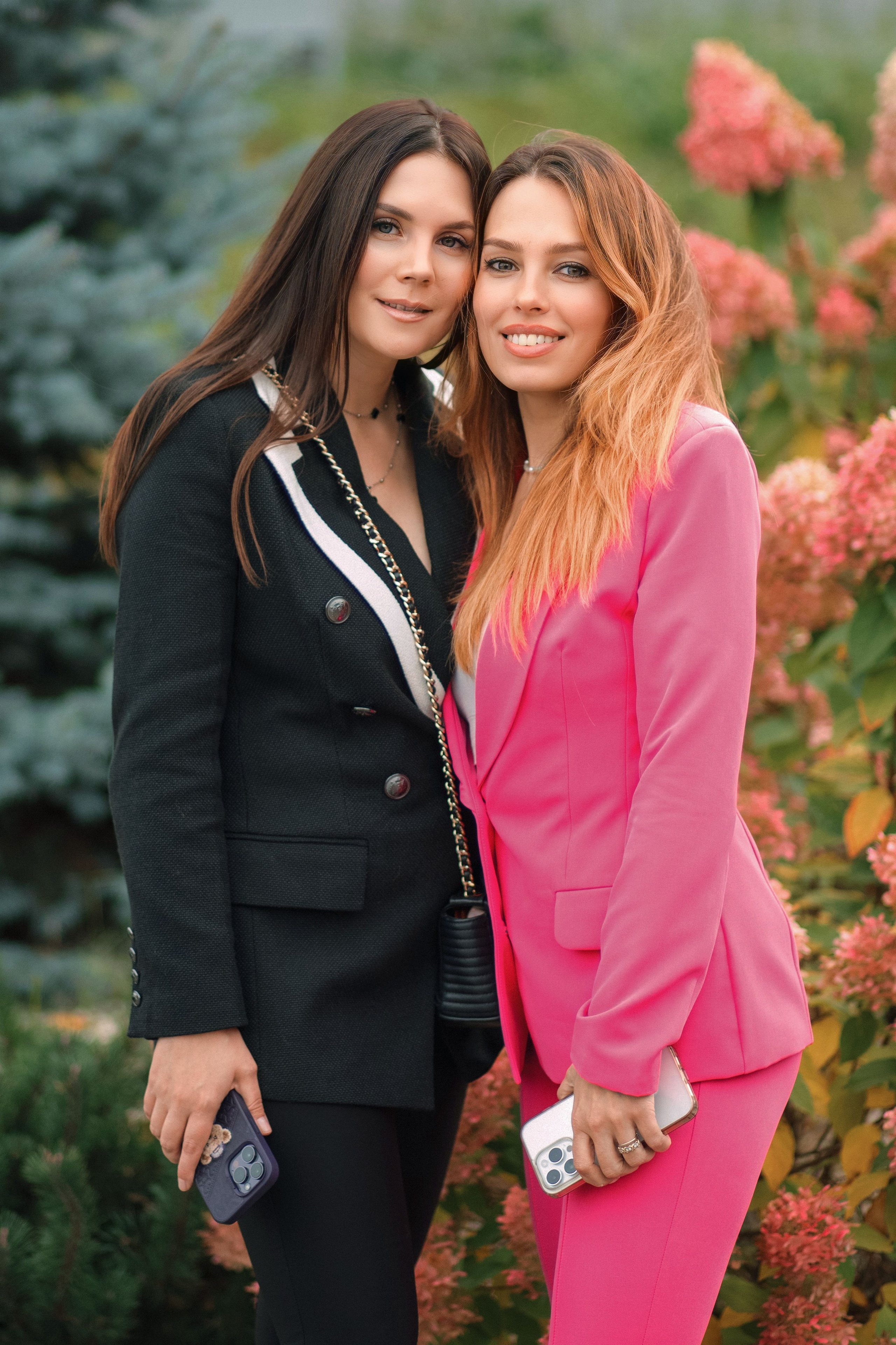 Girls | red wall. Photographer Inna Kalmykova