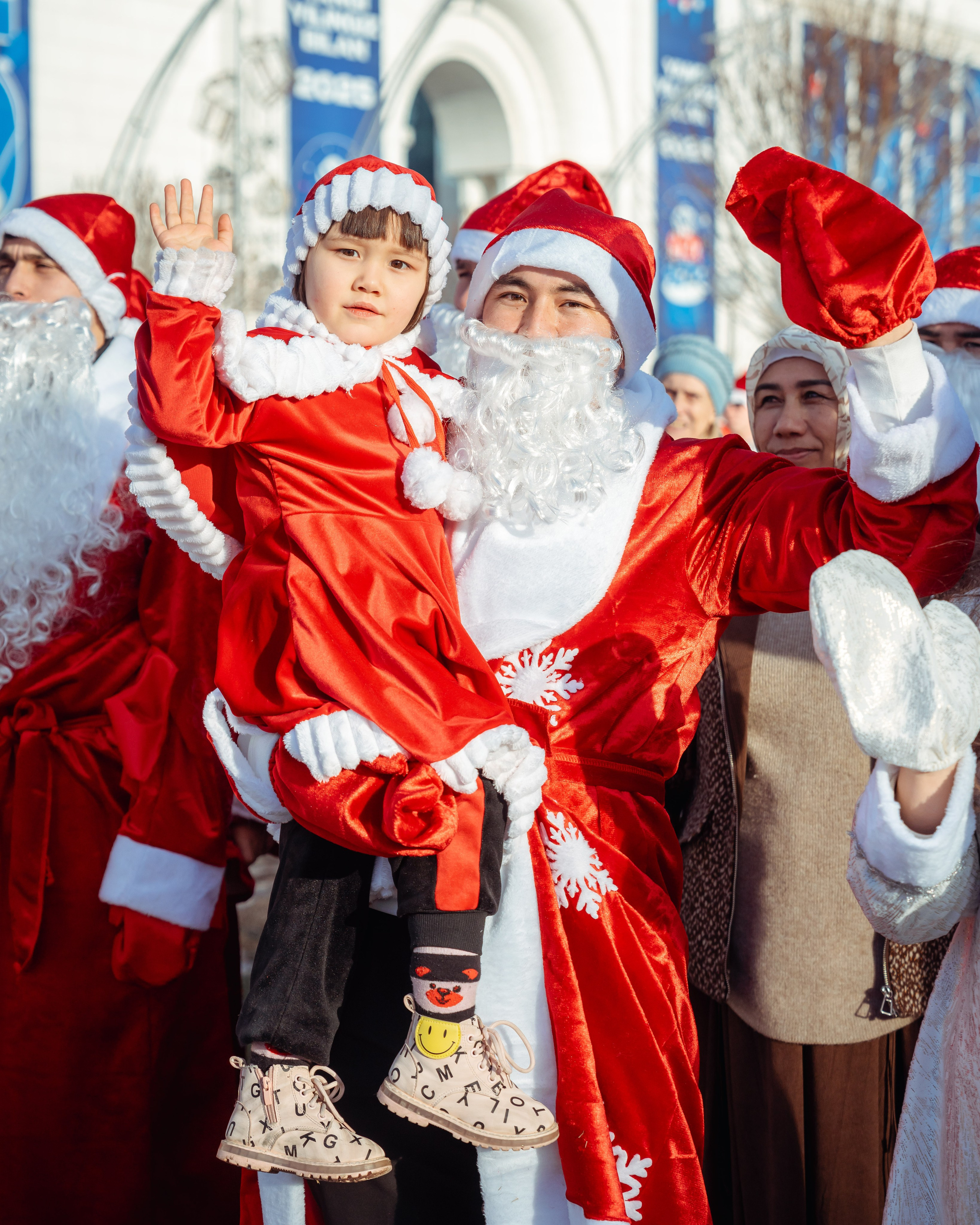 Парад Дедов Морозов. Георгий Намазов | Фотограф в Ташкенте