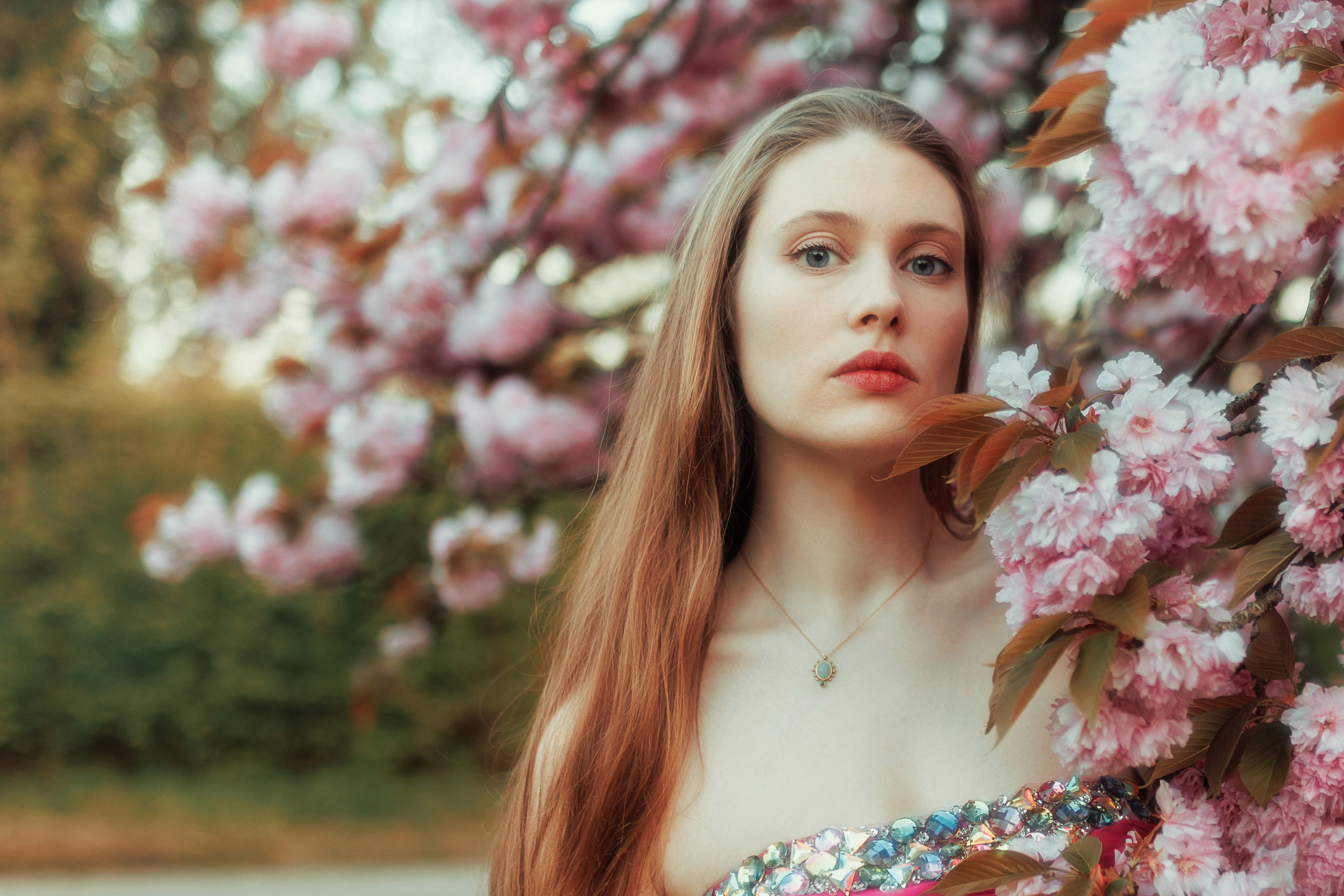 Весенний портрет оперной певицы  среди ярких сакур в Parc de Sceaux (Париж)