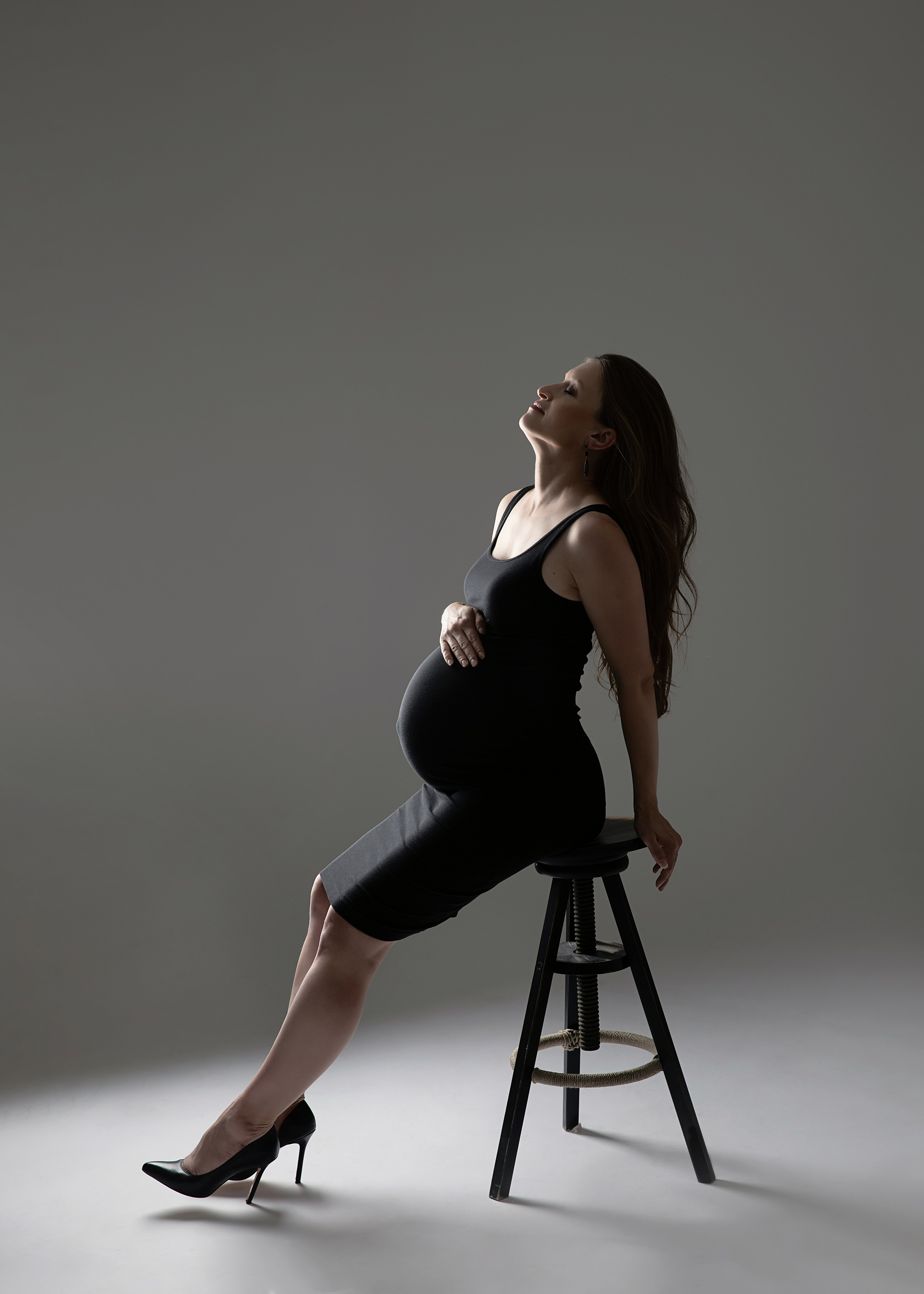 Föreviga din graviditet med en vacker och stilfull fotosession, där vi tillhandahåller eleganta klänningar för uthyrning.