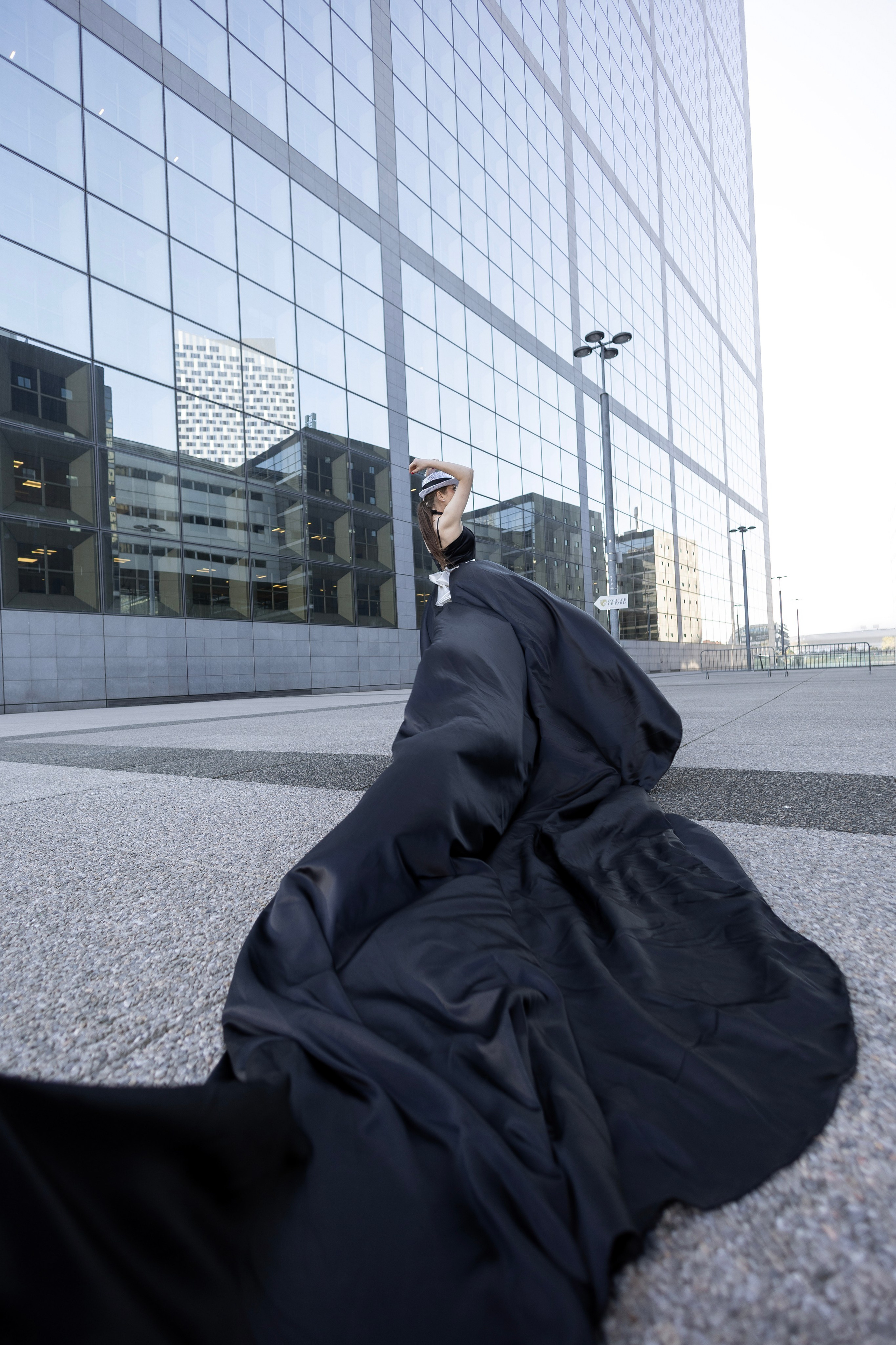 Shooting La Defence cu Lenuta. Wedding, event and family photographer in Paris, Emilian Olaru
