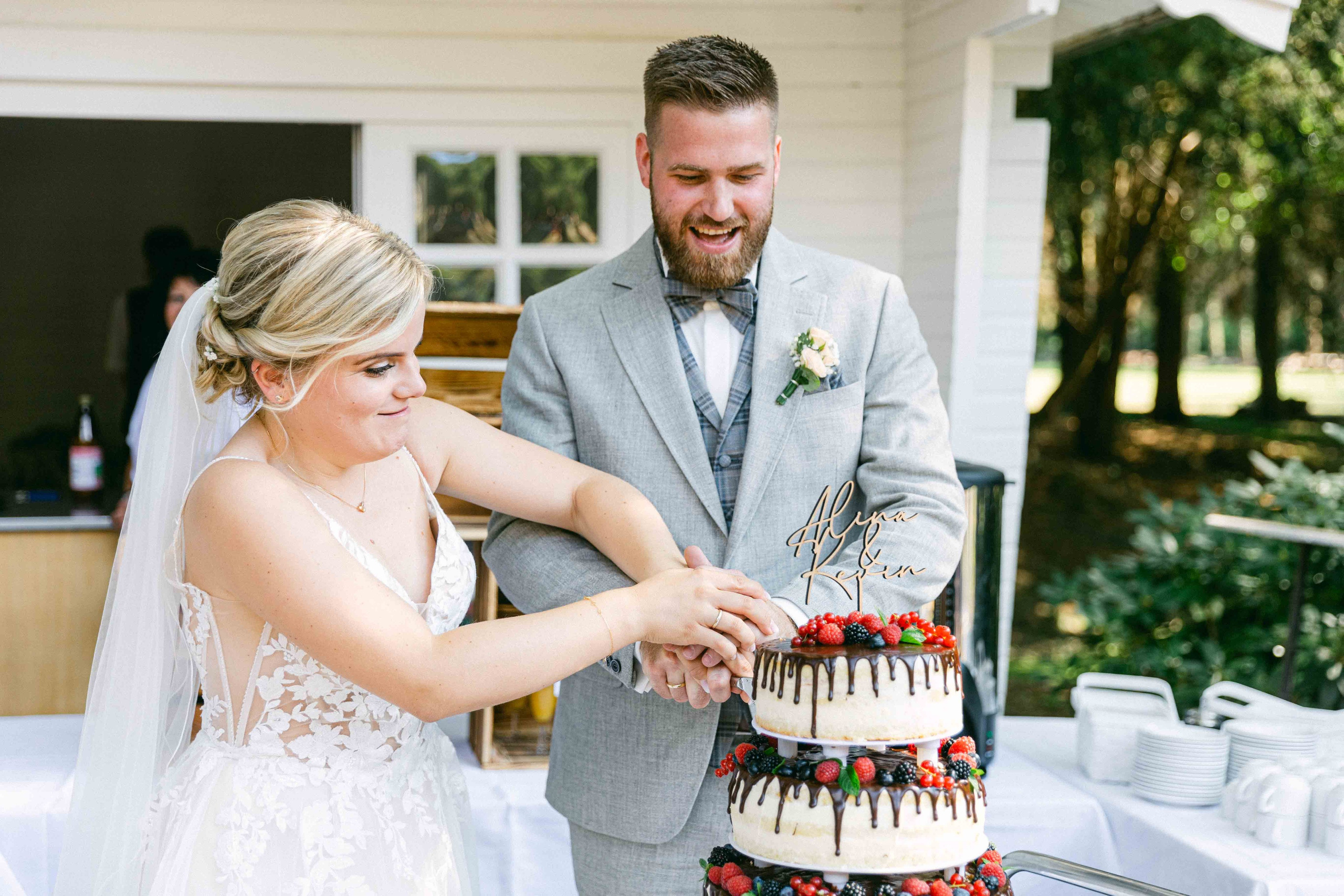 Tortenanschnitt bei Hochzeit im Rittergut Voldagsen