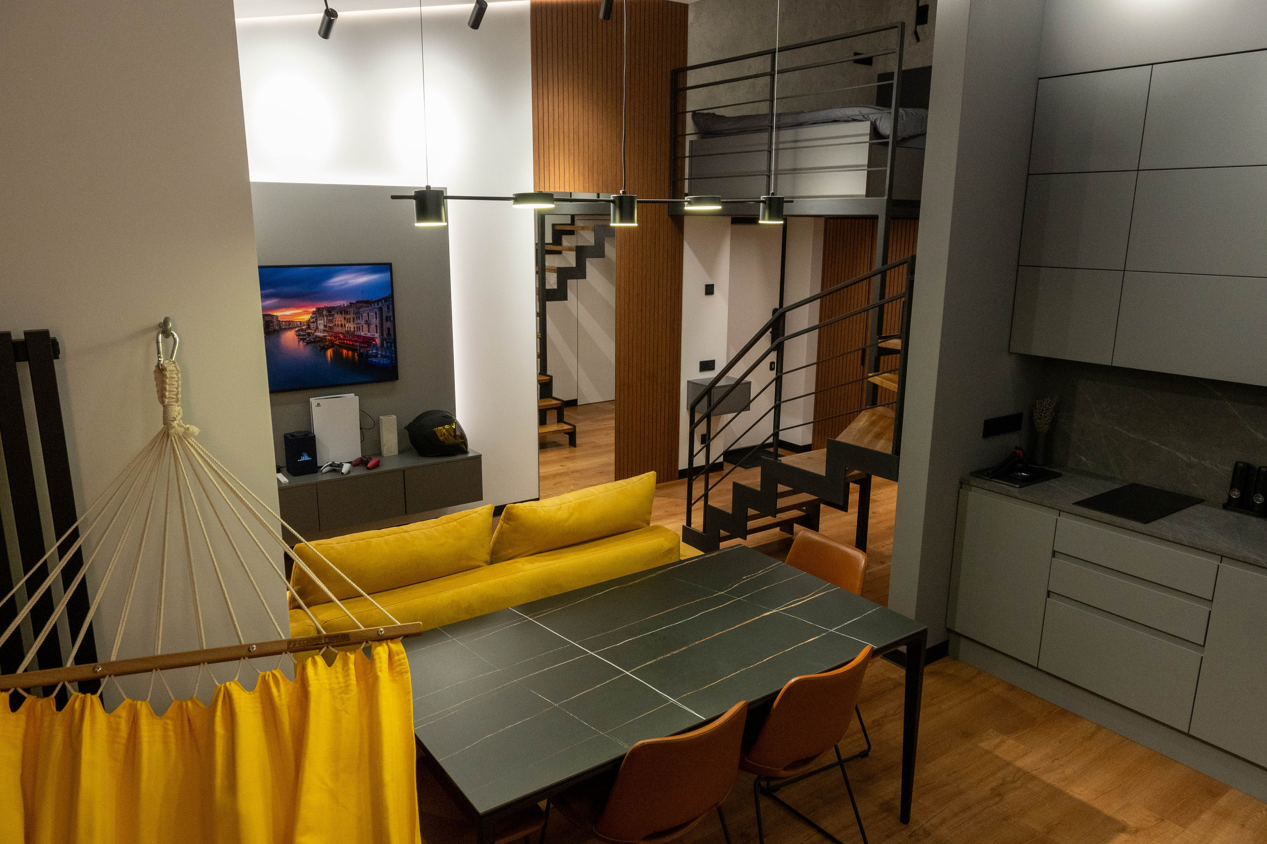 The apartment is on two levels. Fotograf Dmitrii Donets