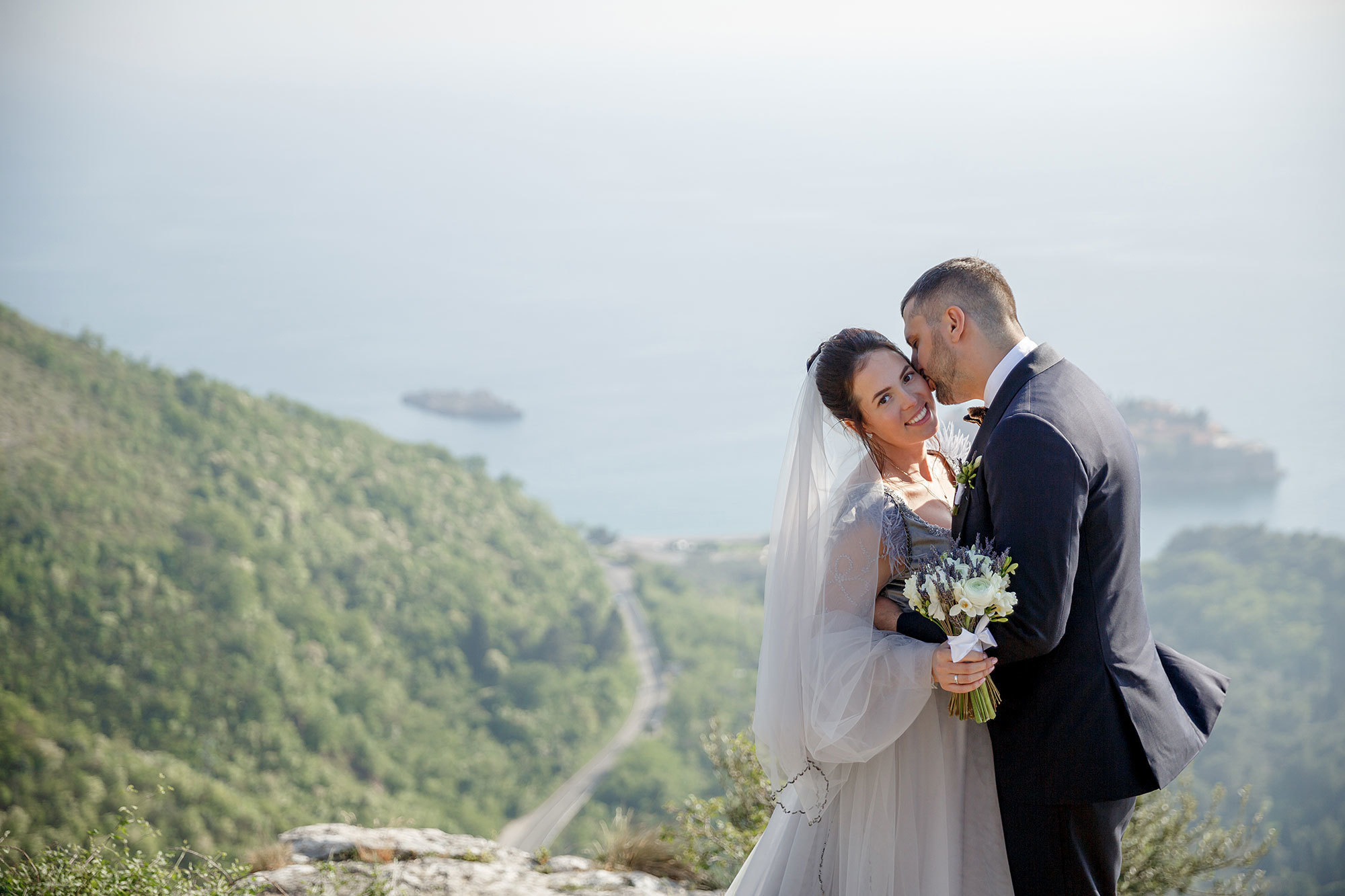 Schönheit der Bucht von Budva und der Insel Sveti-Stefan