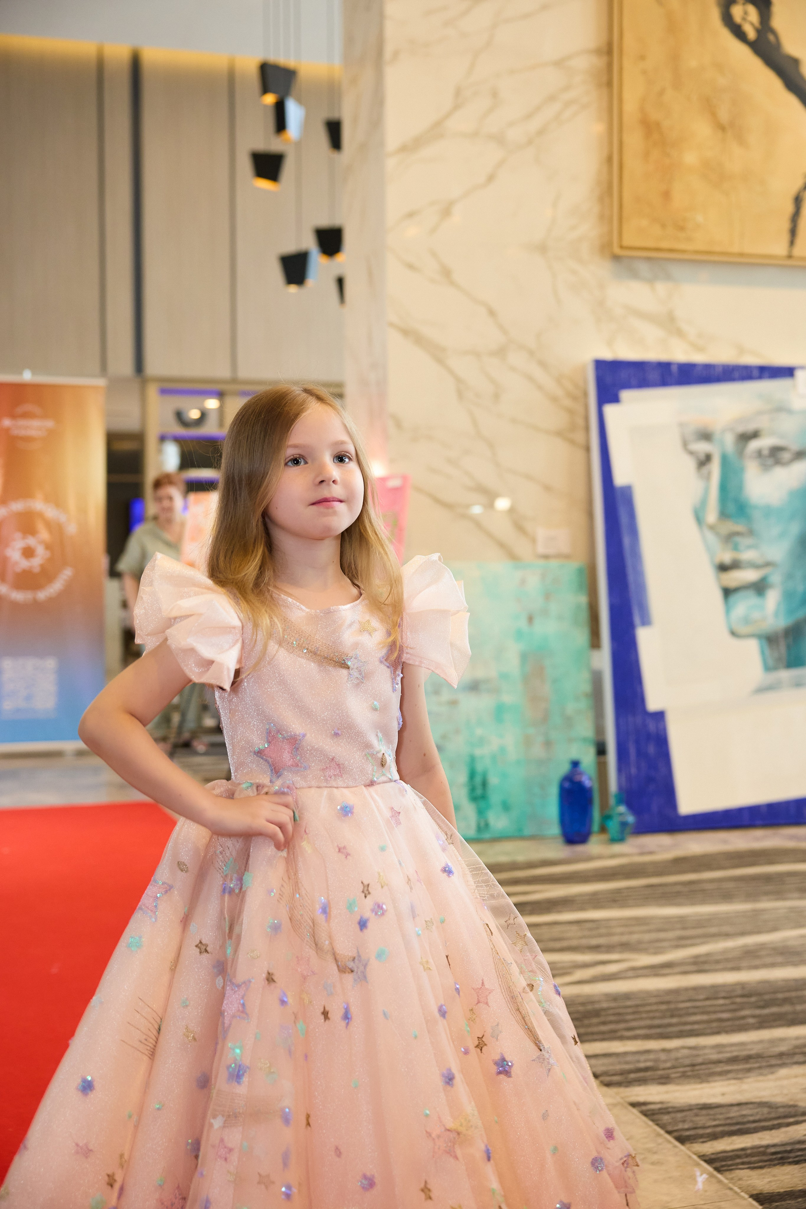 Авторская благотворительная художественная выставка Дианы Бортник. Фотограф Юлия Маковеева