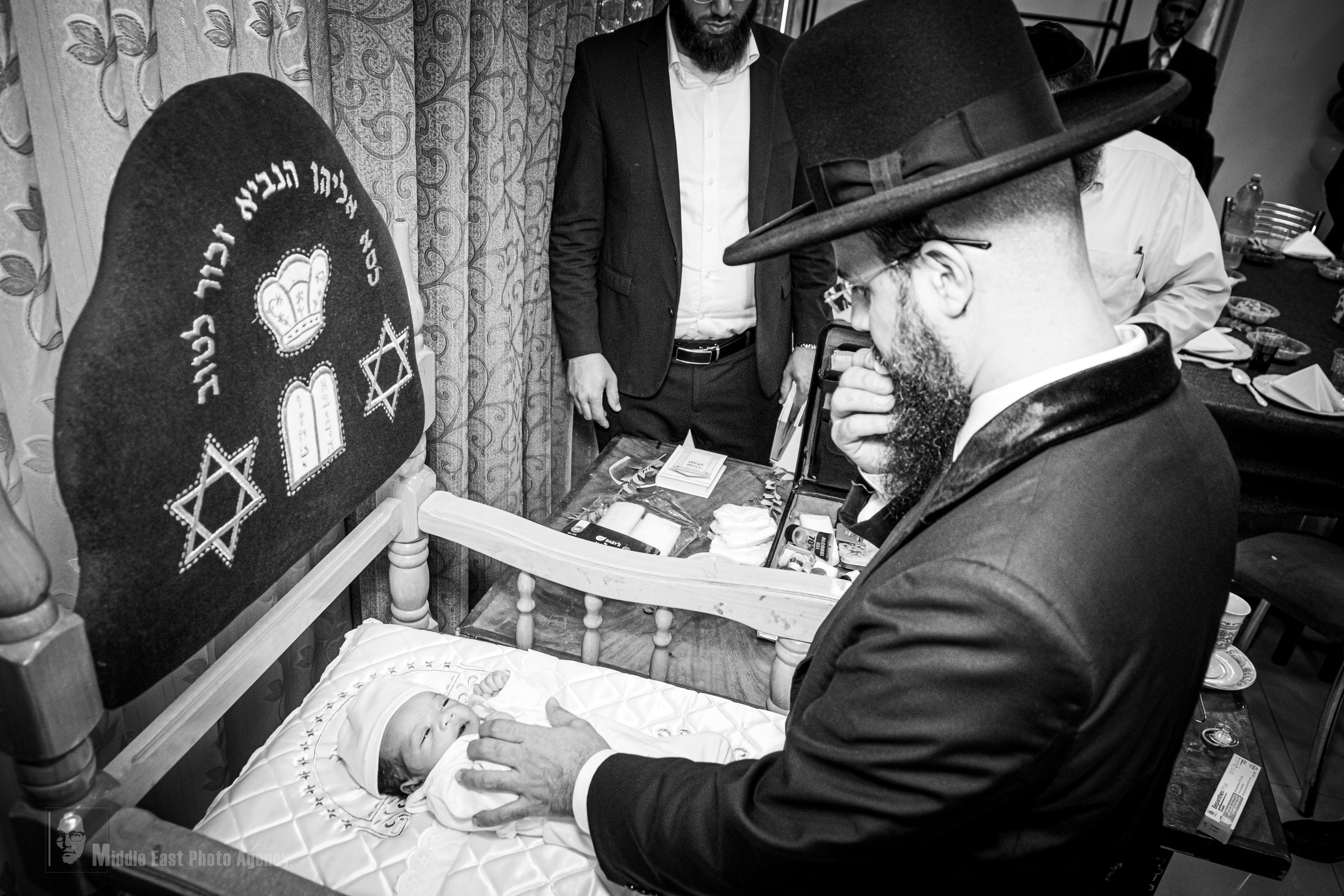 ‏ברית מילה. Middle East Photo Agency — Photography & Event Magnets — סוכנות צילום והדפסת מגנטים לאירועים