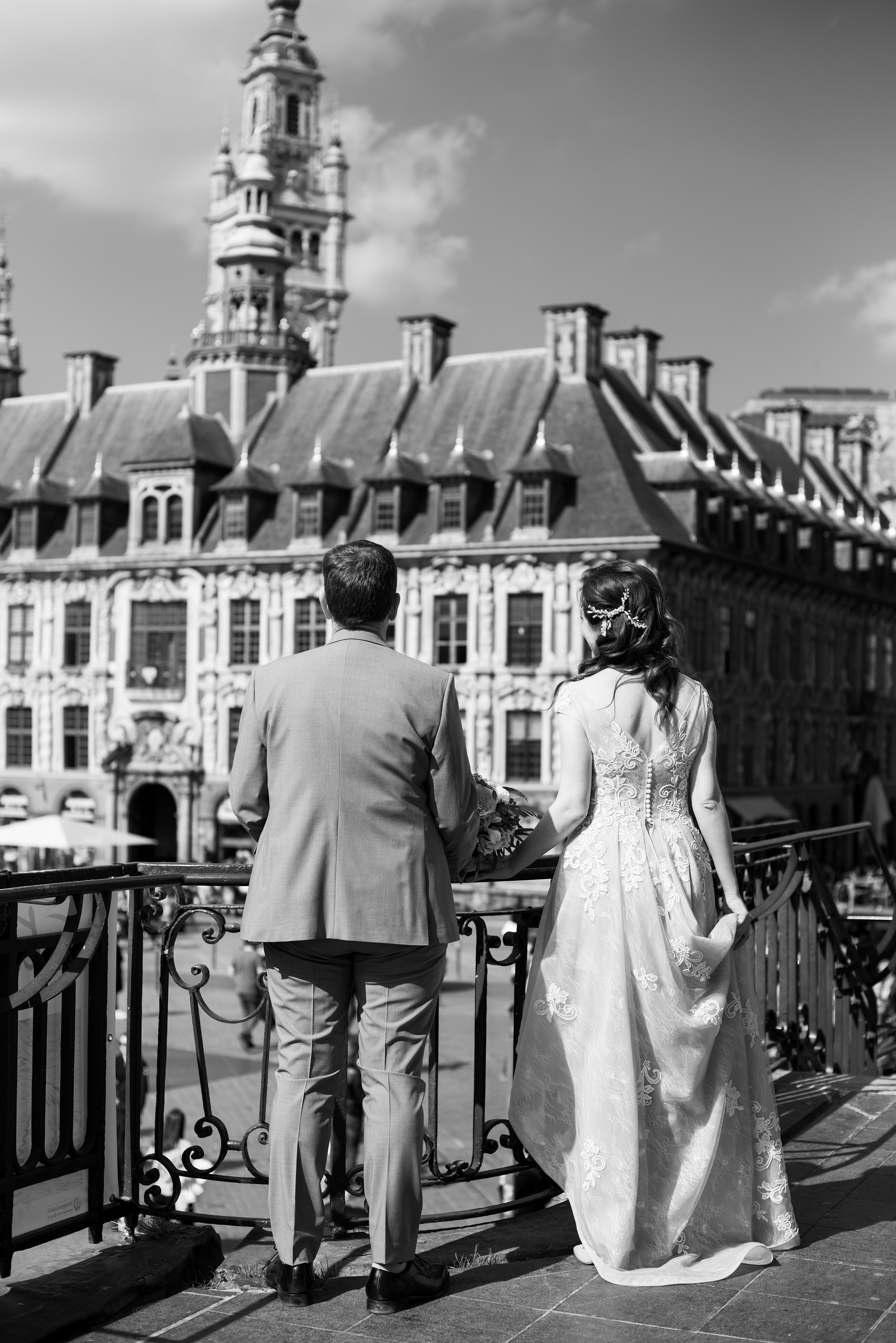 Couple marié sur la terrasse du Château de Vaux-le-Vicomte