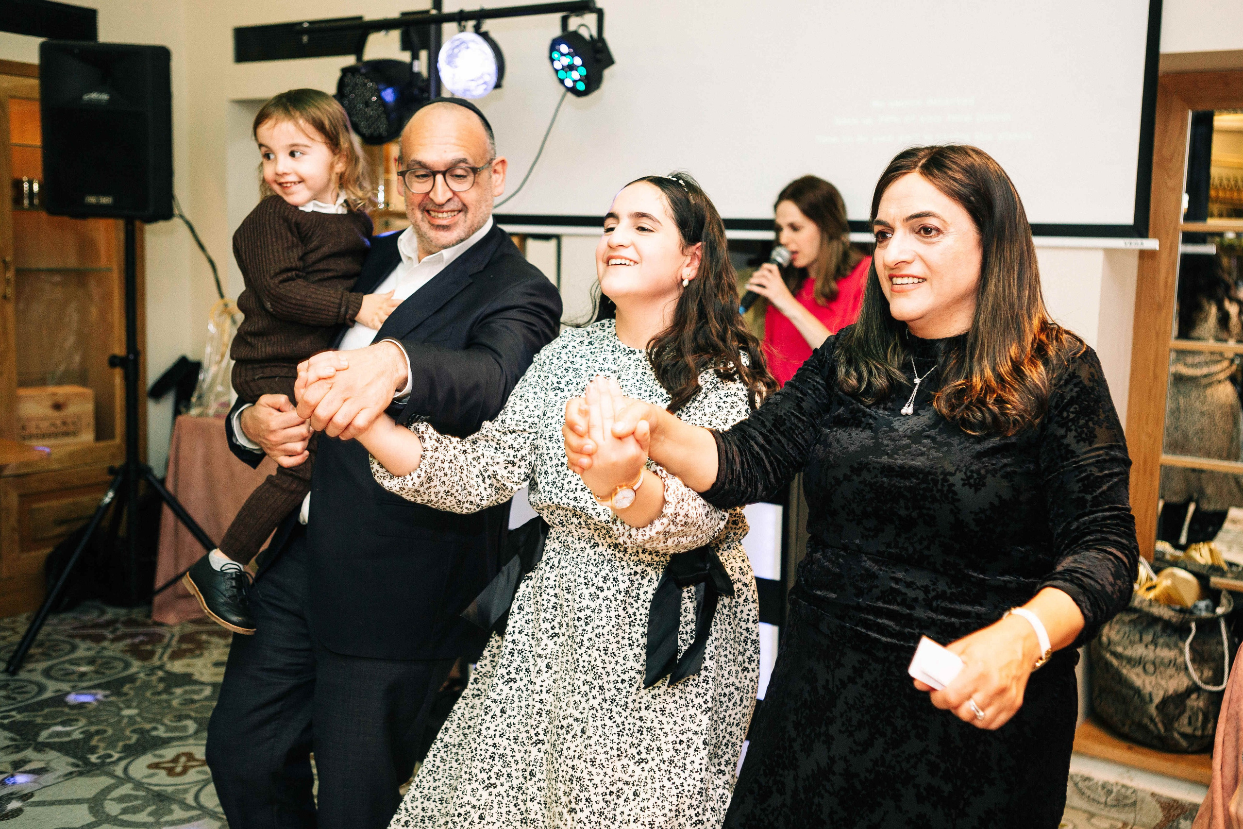 PARTY IN A RESTAURANT WITH THE WHOLE FAMILY. Https://shi-photo.com/