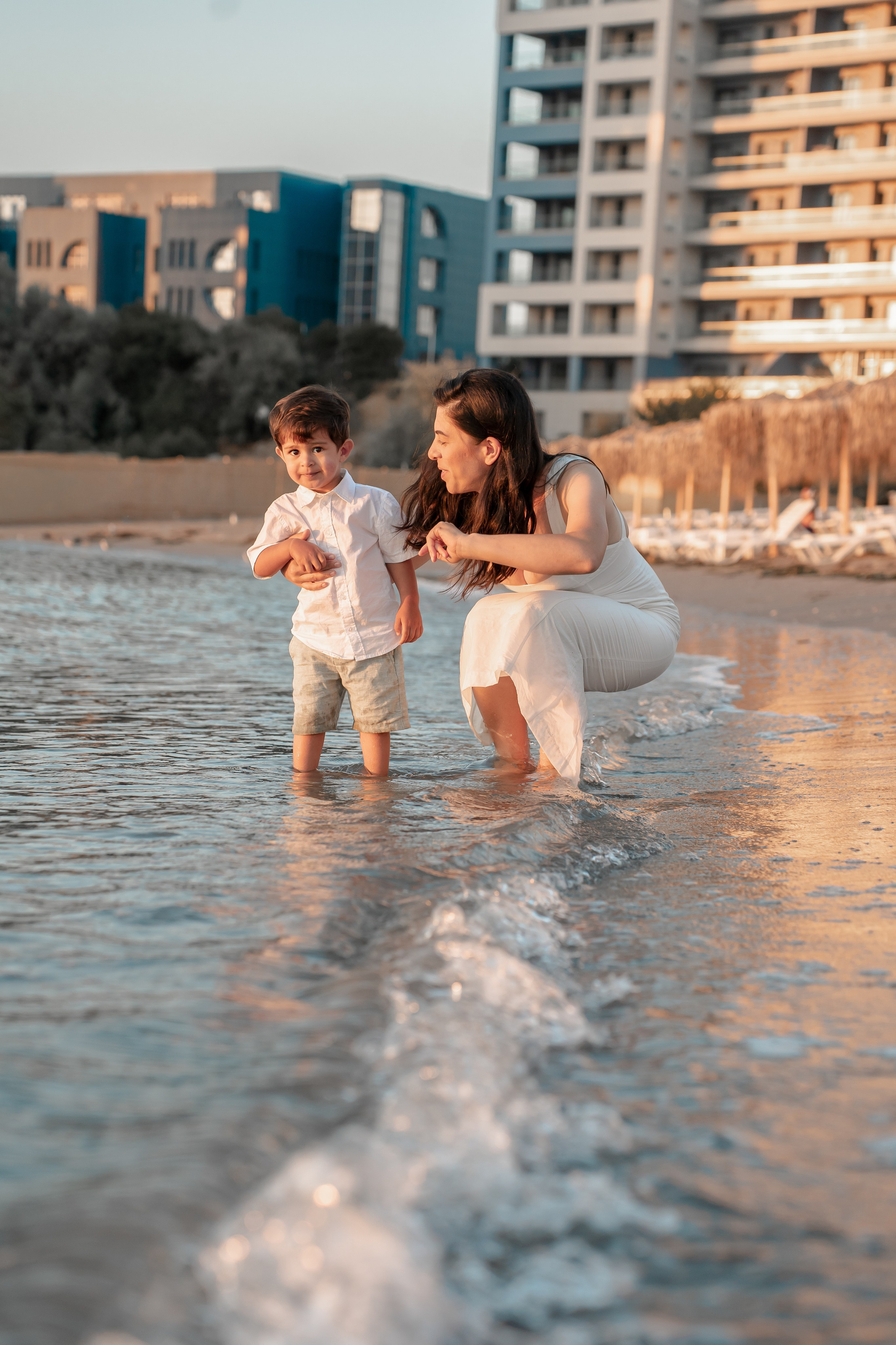 baietel cu piciorusele in apa