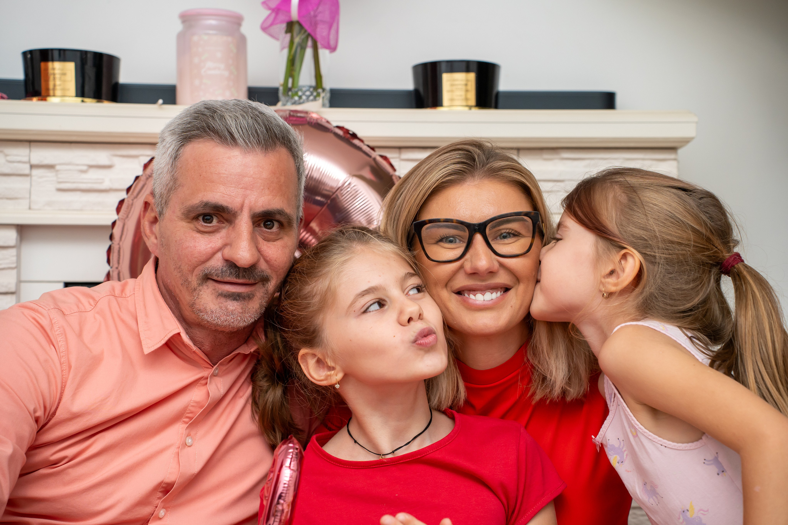 familie fericita cu doua fetite