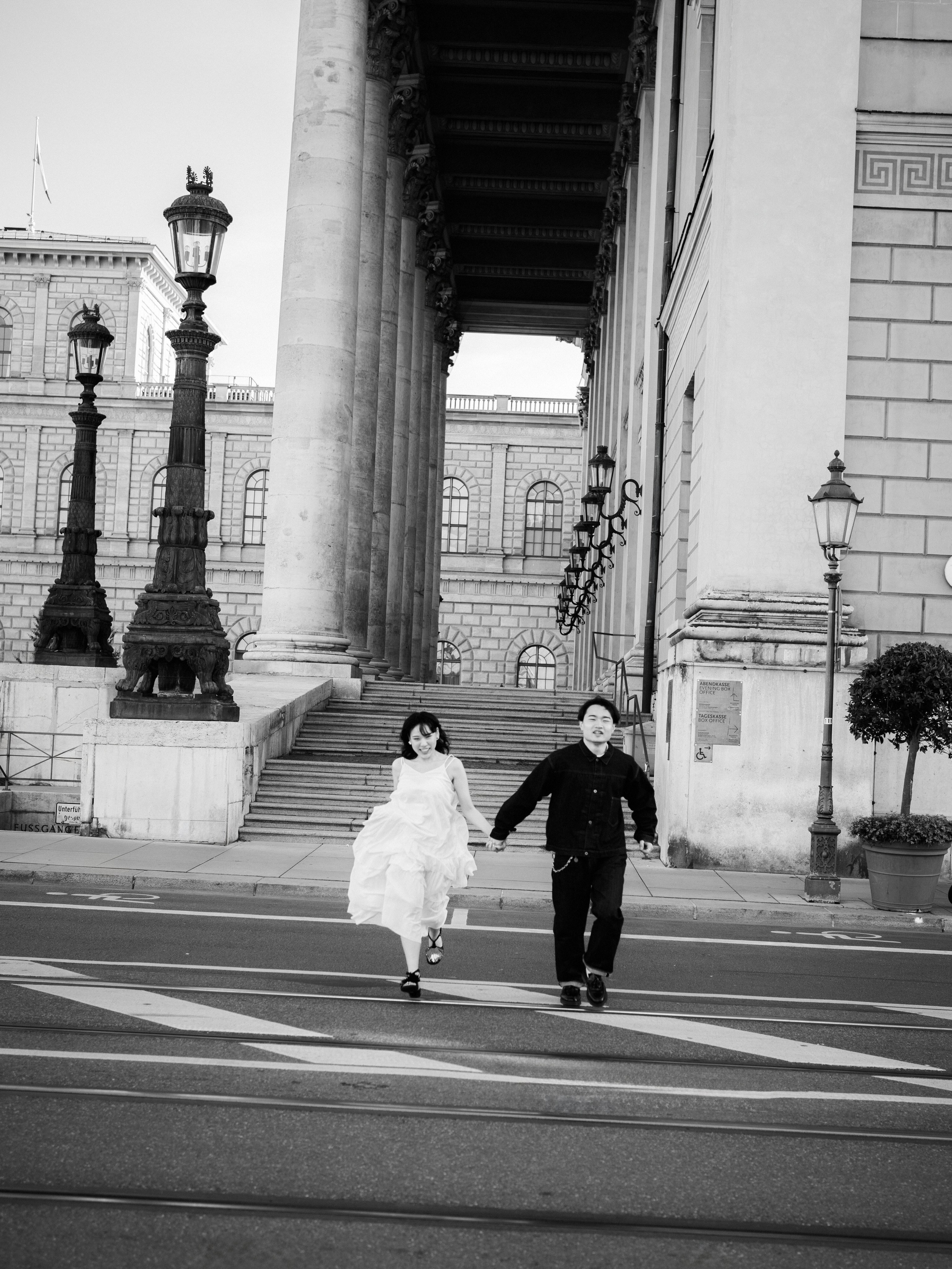 Honeymoon walk. Portrait Lifestyle Photographer in Munich — Polina Cherkasova
