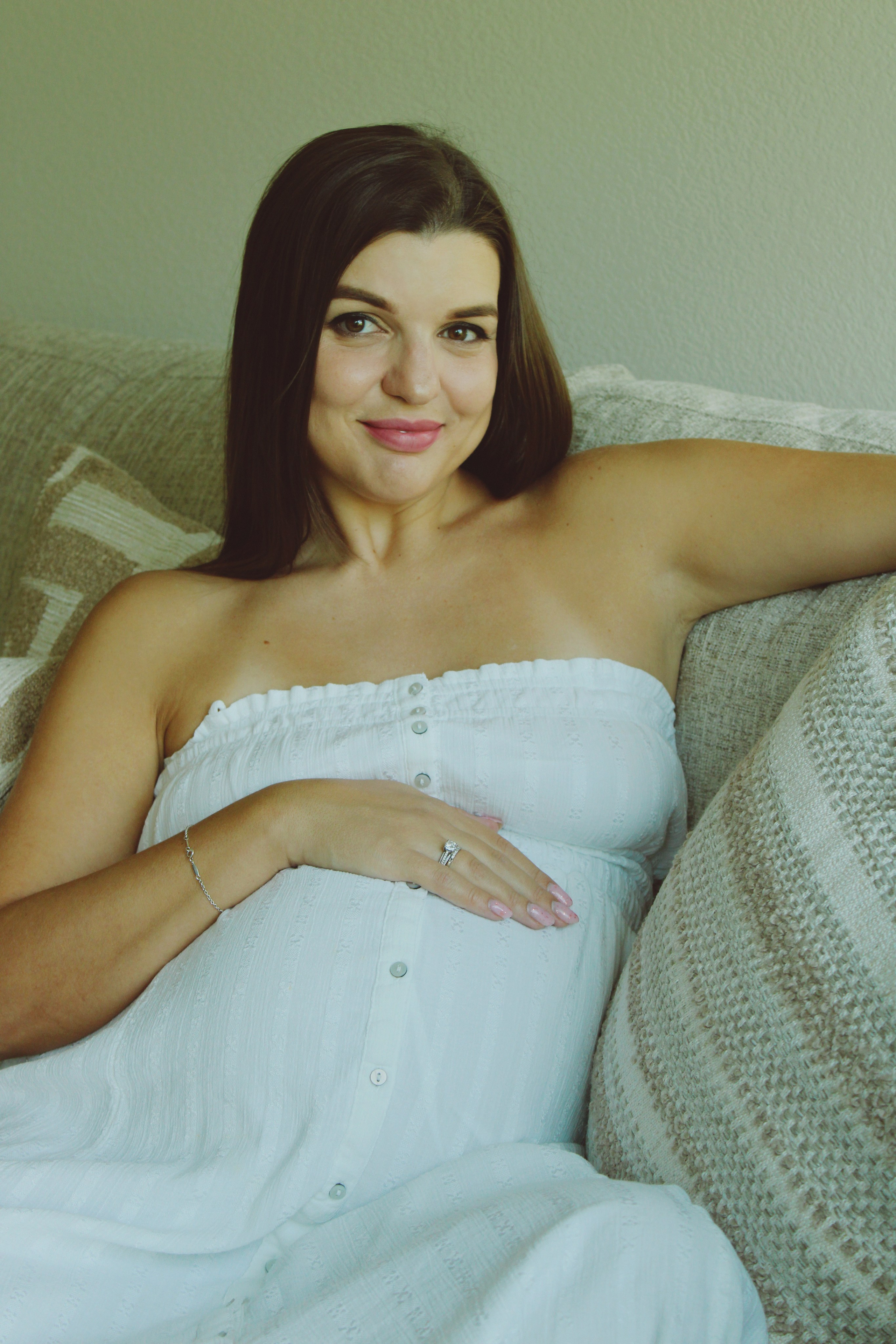 Maternity, Family & Pregnancy Photoshoot at Home. Lana Petrychenko — Portrait & Family Photographer. Valencia, Spain