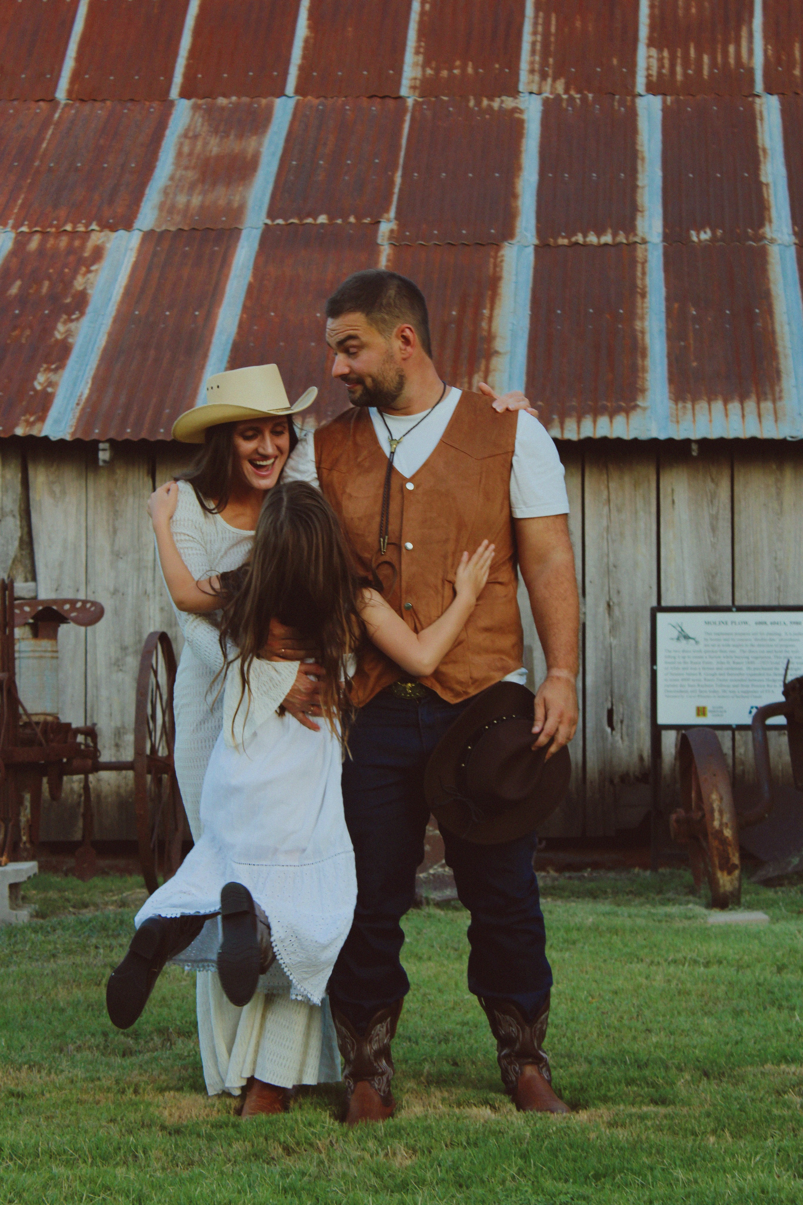 Texas Countryside Family Photoshoot in Cowboy Style. Lana Petrychenko — Portrait & Family Photographer. Valencia, Spain