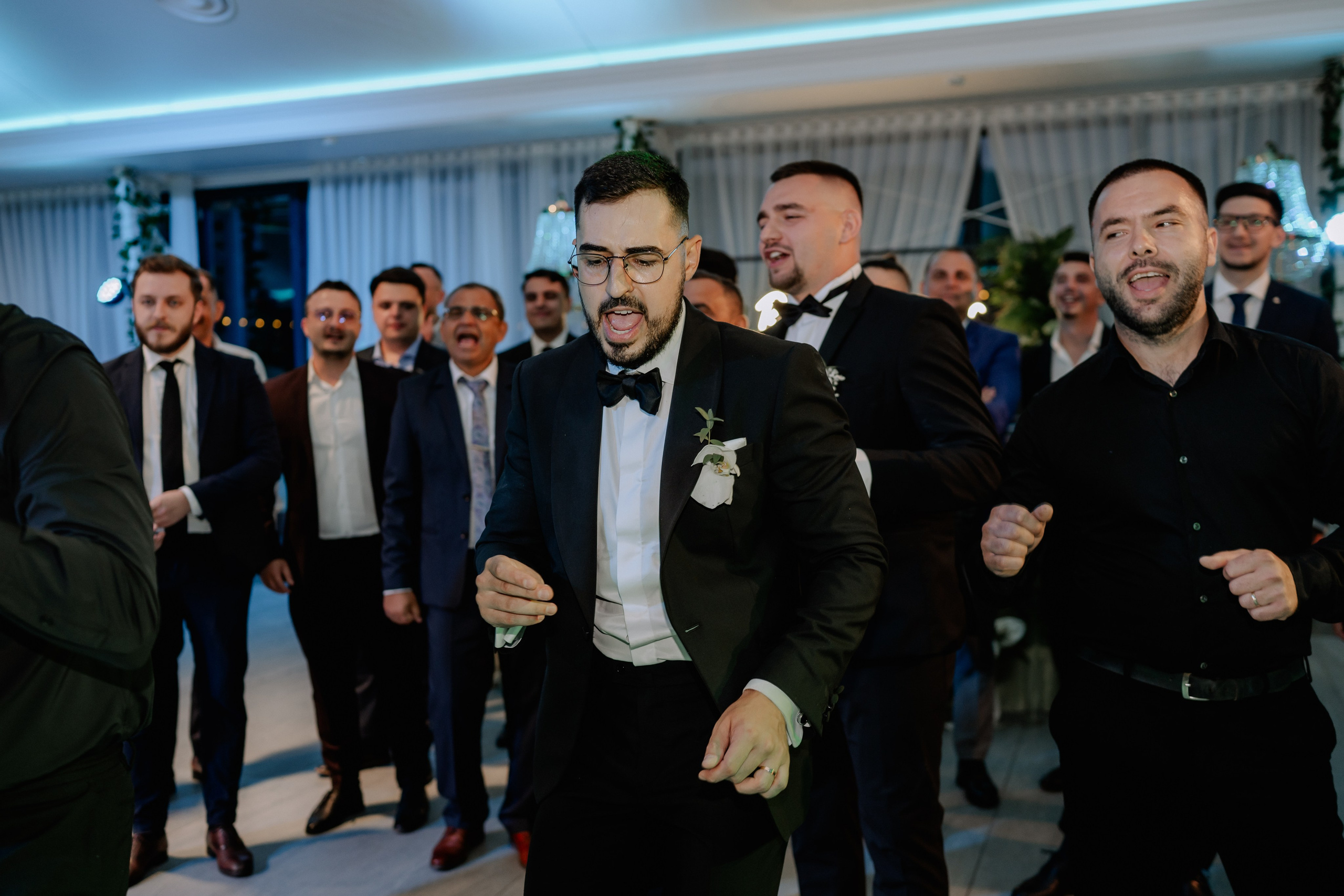 Cununie civila in aer liber , artificii de zi colorate , decor nunta , nunta la Hotel Traian. Proud Vision Weddings | Wedding Photography & Film — Servicii profesionale Foto Video Nunta Iasi