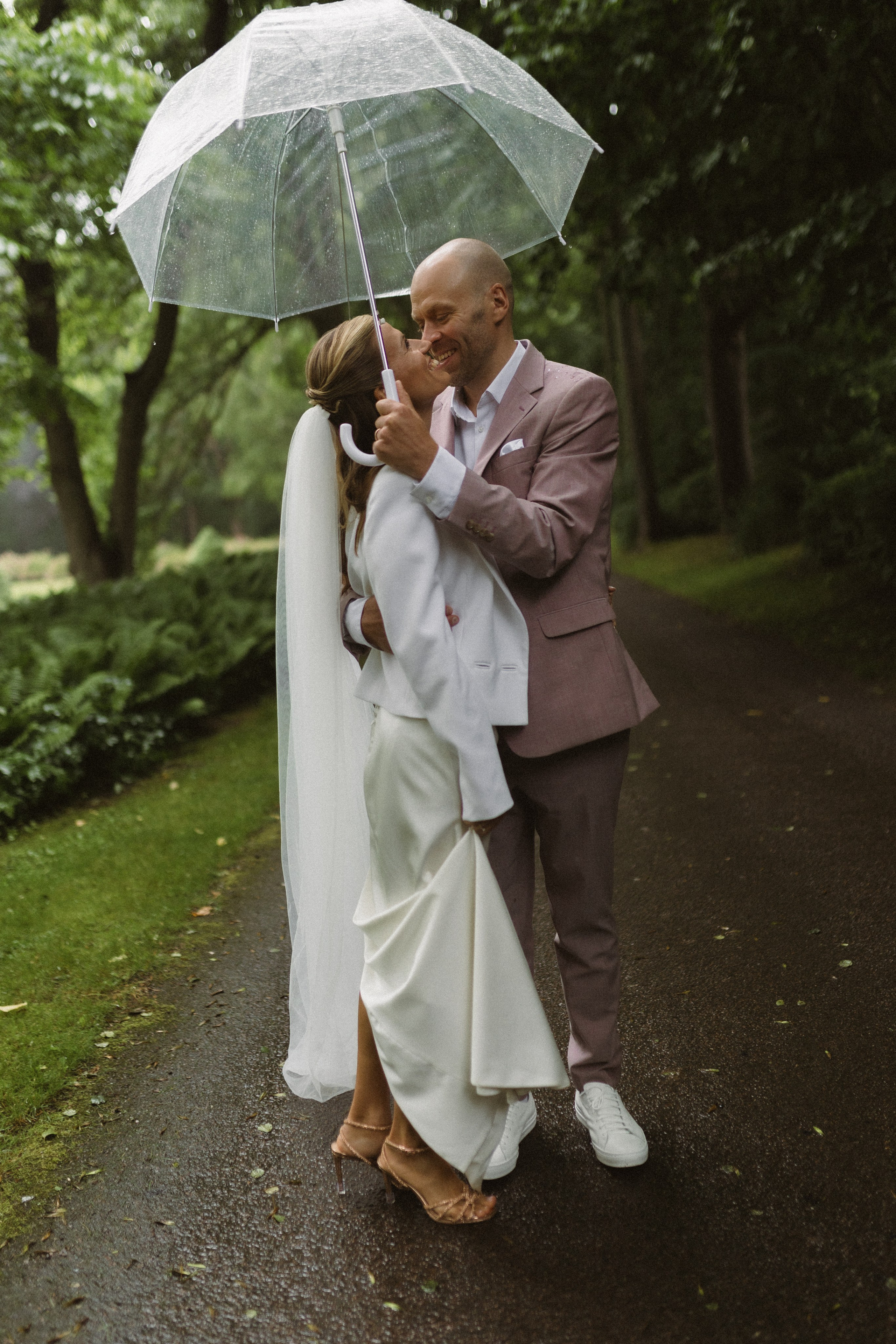 Justė ir&nbsp;Henrikas | Lietingos jaukios vestuvės Palangoje