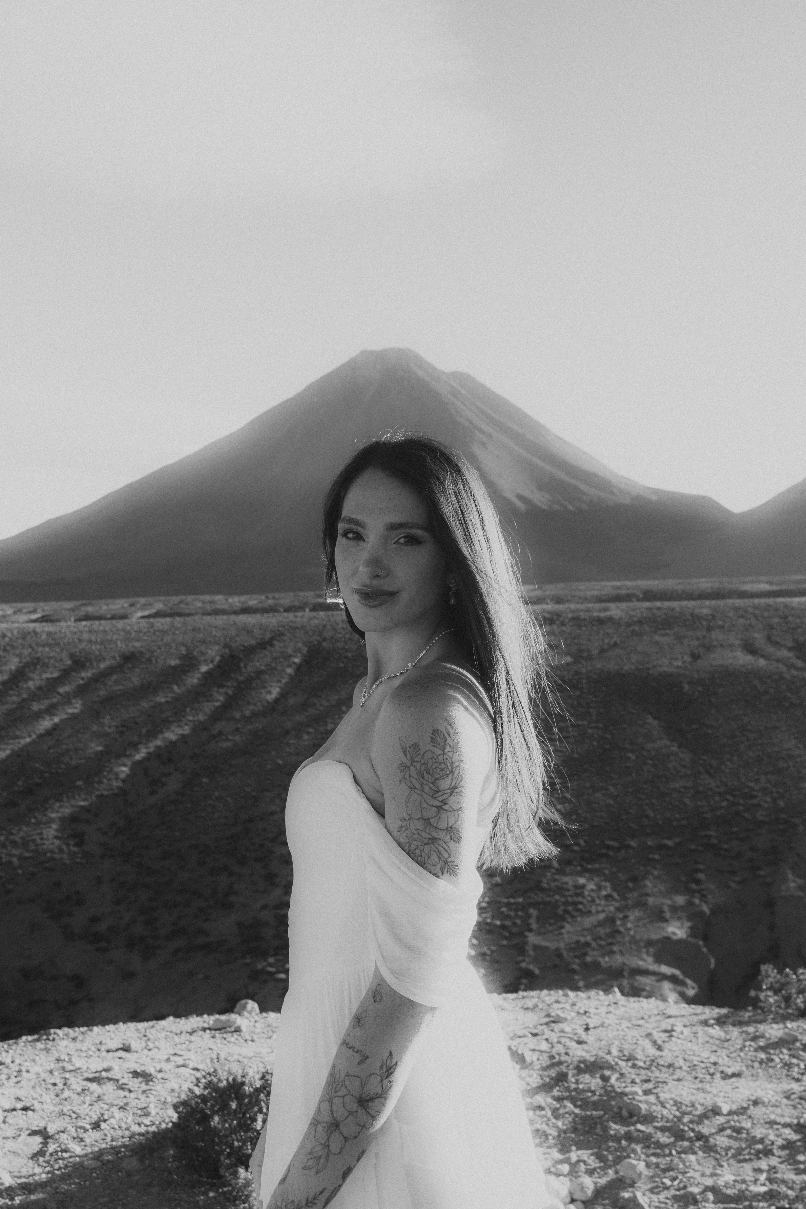 Pre-wedding no mirante do vulcão Licancabur. Photographer in San Pedro de Atacama