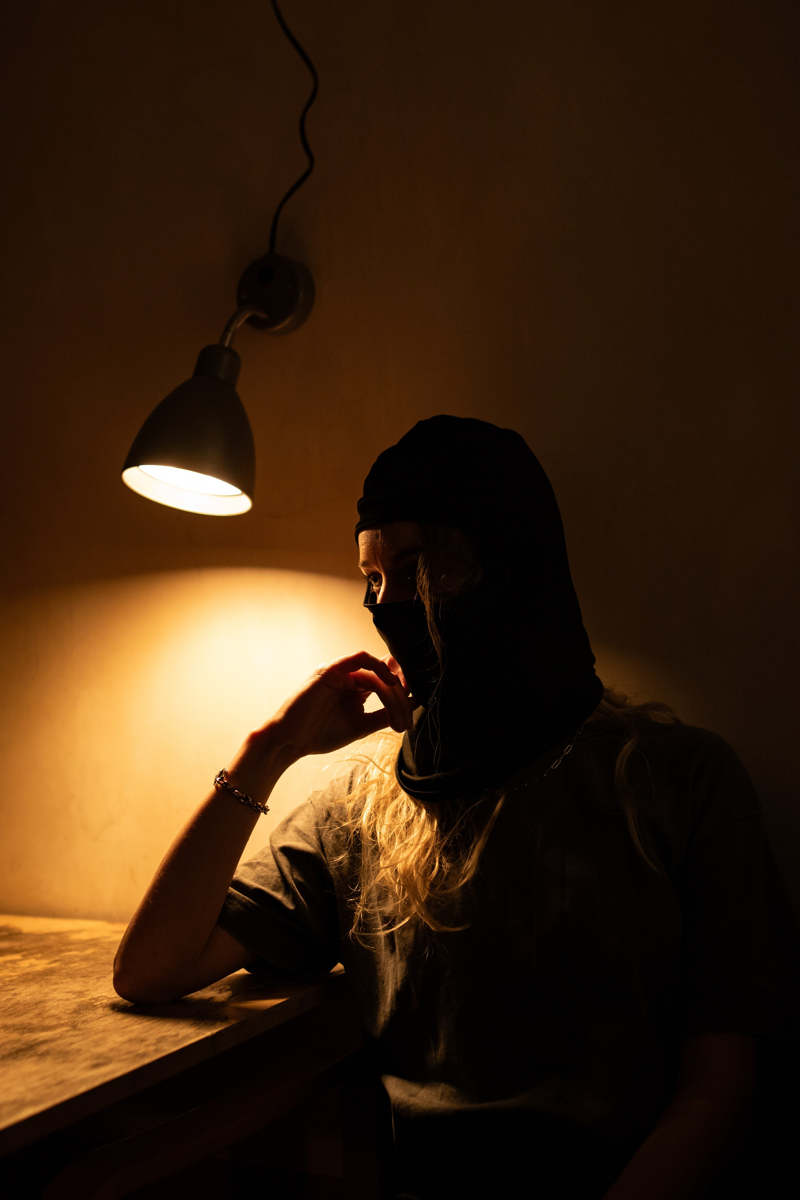 Rassemblement dans un bar pour discuter des événements en cours.