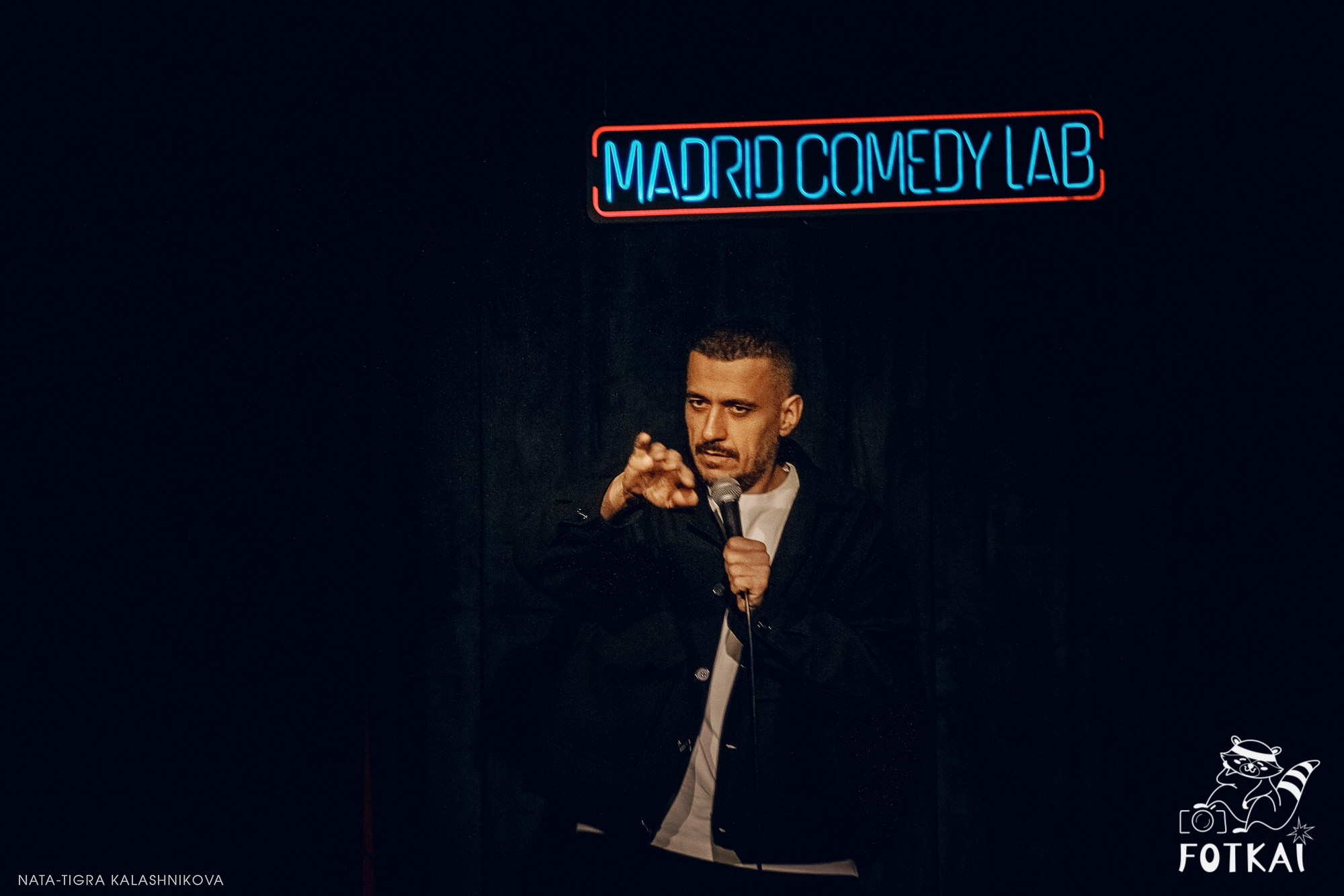 Eduard Matsaberidze en Madrid 14 de febrero 2026 — fotos del show de stand-up | FOTKAI