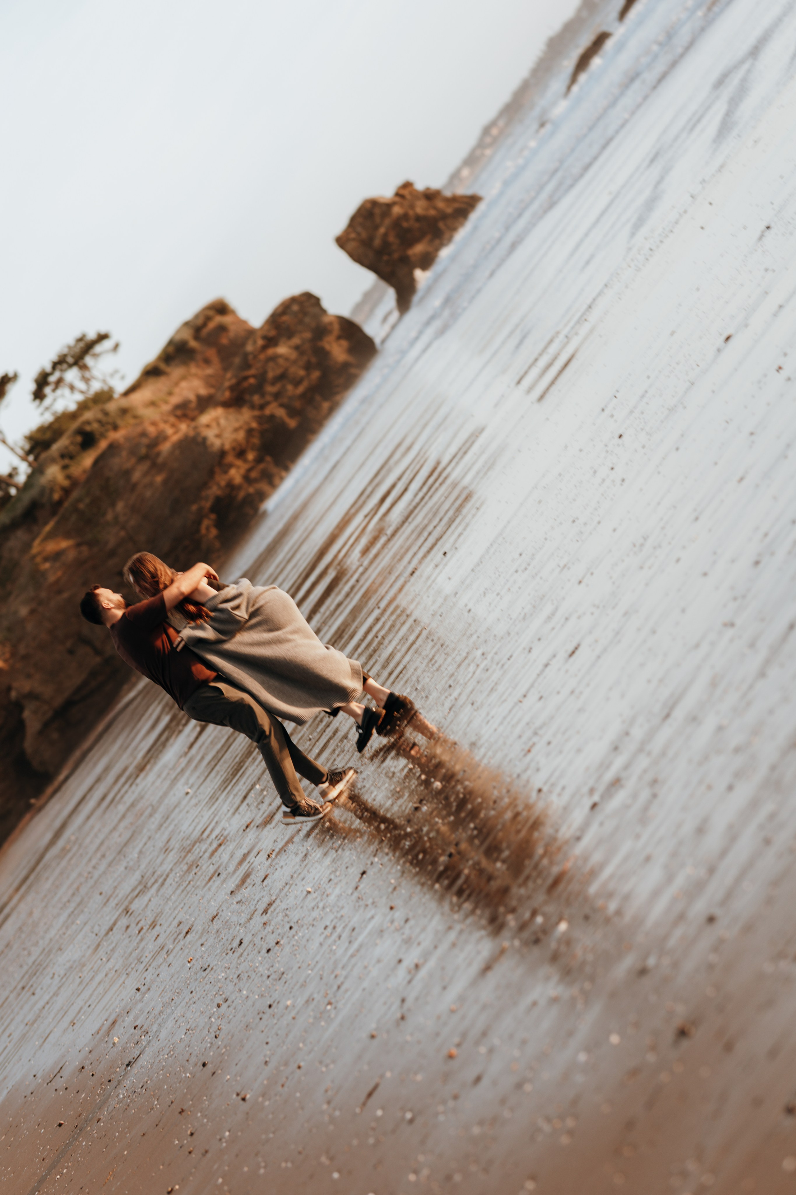 Sunset maternity photoshoot. Annah Louwagie — Lifestyle photographer for couples, families & brands | France & worldwide