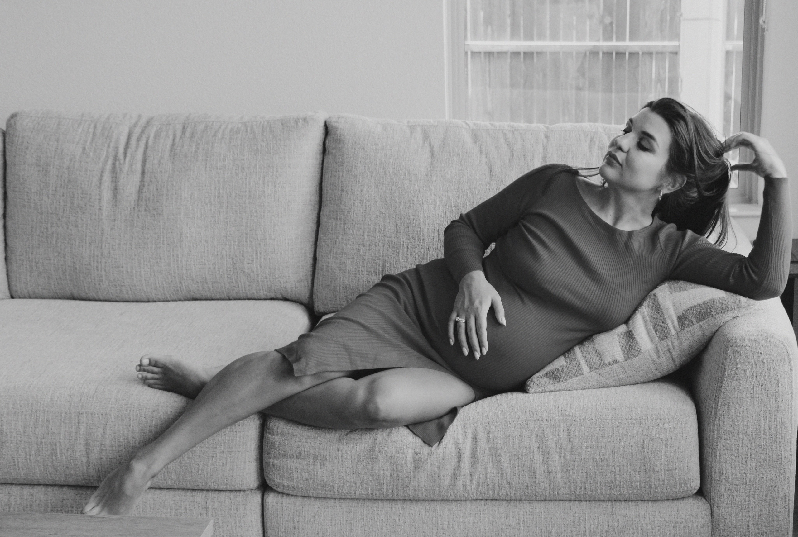 Maternity, Family & Pregnancy Photoshoot at Home. Lana Petrychenko — Portrait & Family Photographer. Valencia, Spain