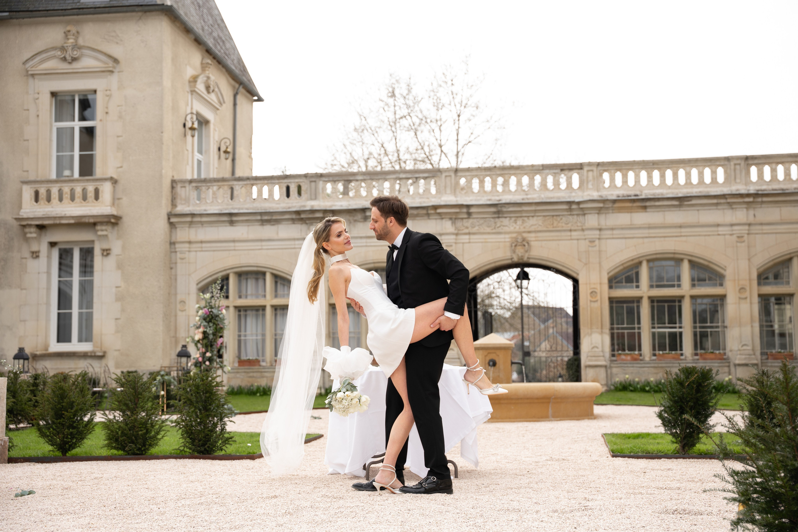 Chateau elopement inspiration. Wedding photographer in Paris Oksana Shum
