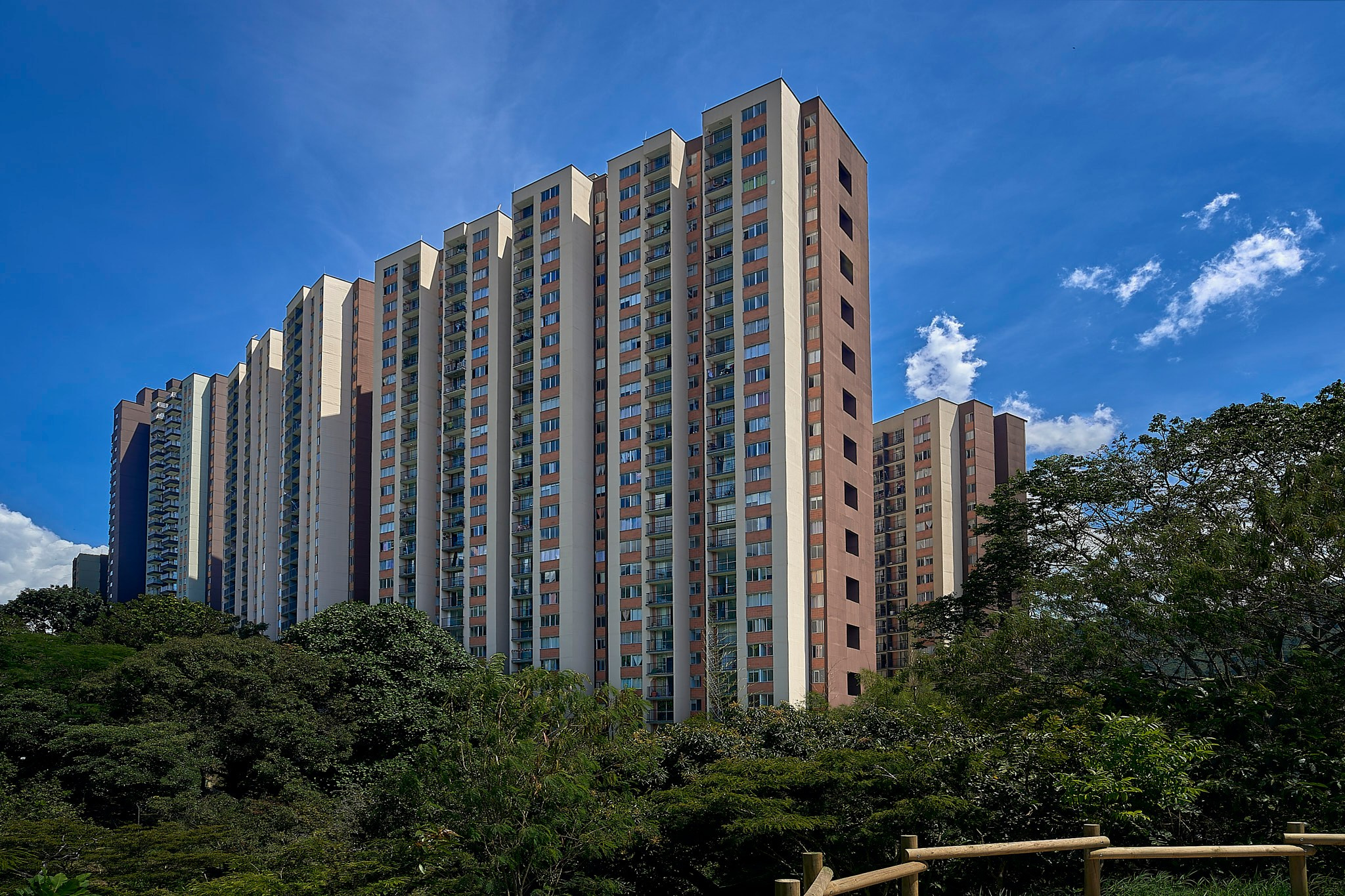 Sesión fotográfica arquitectónica recepción oficina Coninsa Ciudad del Río. Proyectos Amantina, Sendero Silvestre, Montiara y Campura
