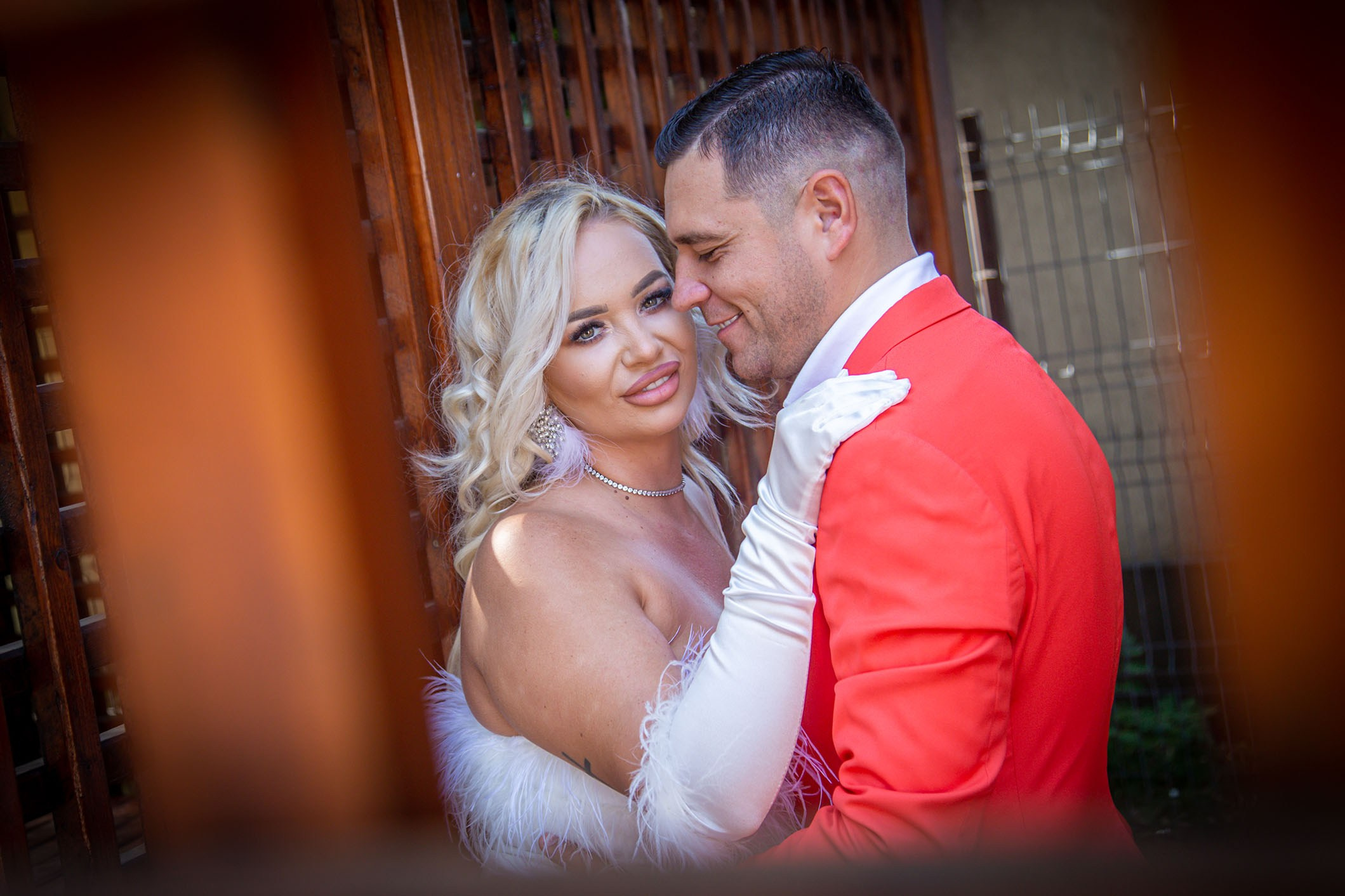 Mireasa stă lipită de mire, il sărută cu pasiune la ședința foto, emotie, dragoste, fotograf eduardfoto
