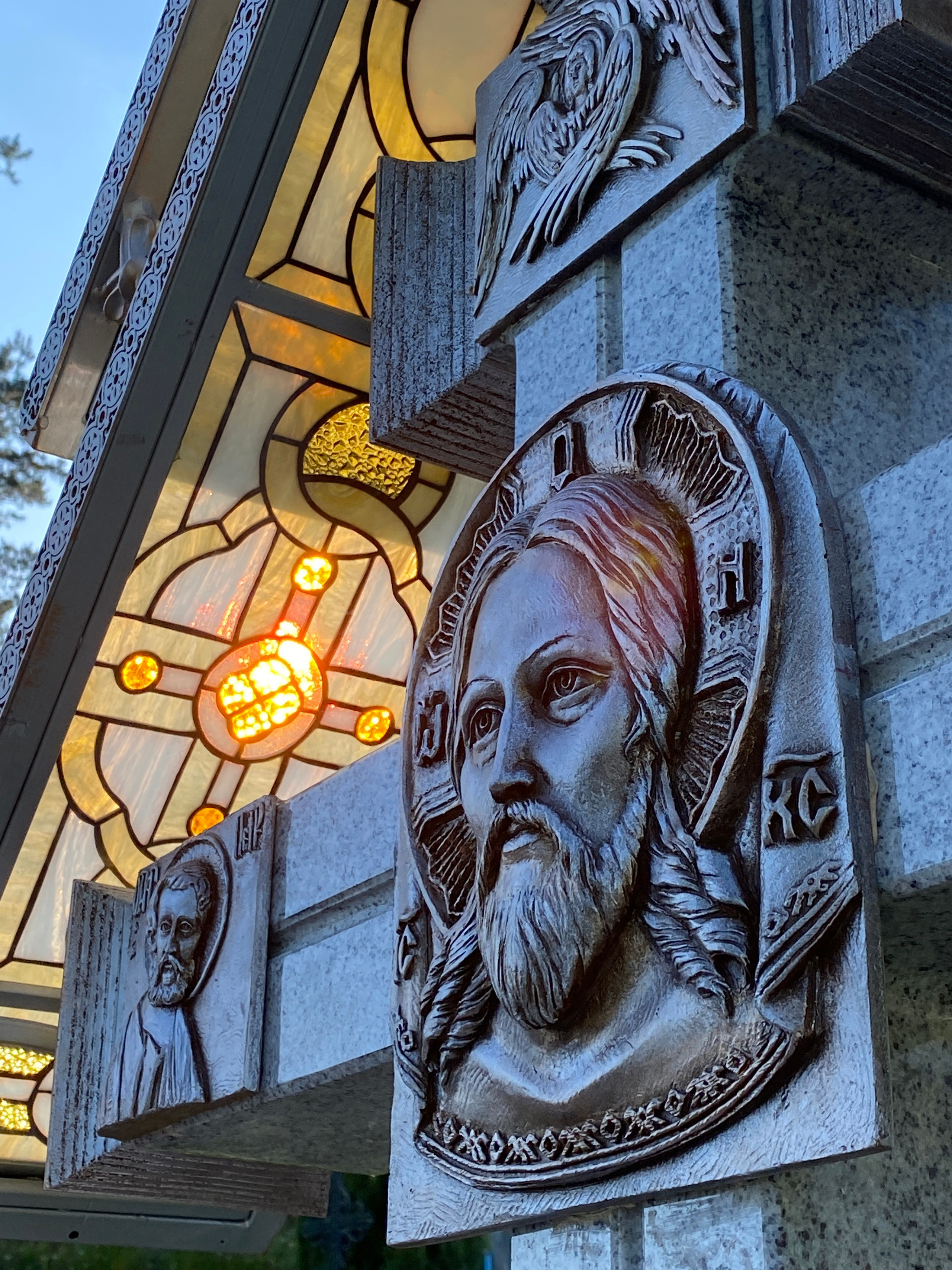 Мемориальная композиция в Успенском Жировичском ставропигиальном монастыре Белорусской православной церкви в агрогородке Жировичи Слонимского района Гродненской области Республики Беларусь. Протоиерей Фёдор Повный - идея и творческая концепция. Мария Тарлецкая - автор проекта и руководитель реализации. Анна Авгуль - витраж.  2022-2023 г. Сталь, витражи, монолитный поликарбонат,  художественная ковка, лазерная резка, сварка.