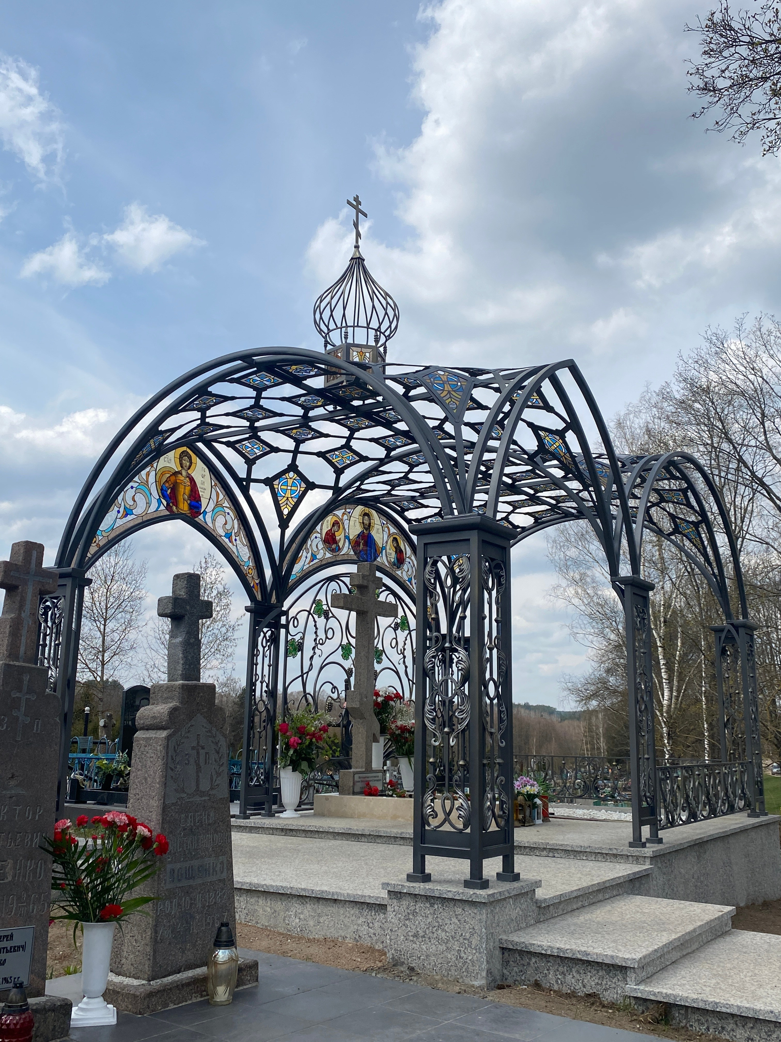 Архитектурная композиция «Красненский некрополь» в д. Красное Минской области. Протоиерей Фёдор Повный - идея и творческая концепция. Мария Тарлецкая - автор проекта и руководитель реализации. Анна Авгуль - витраж.  2020 г. Сталь, витражи, монолитный поликарбонат,  художественная ковка, лазерная резка, сварка. 