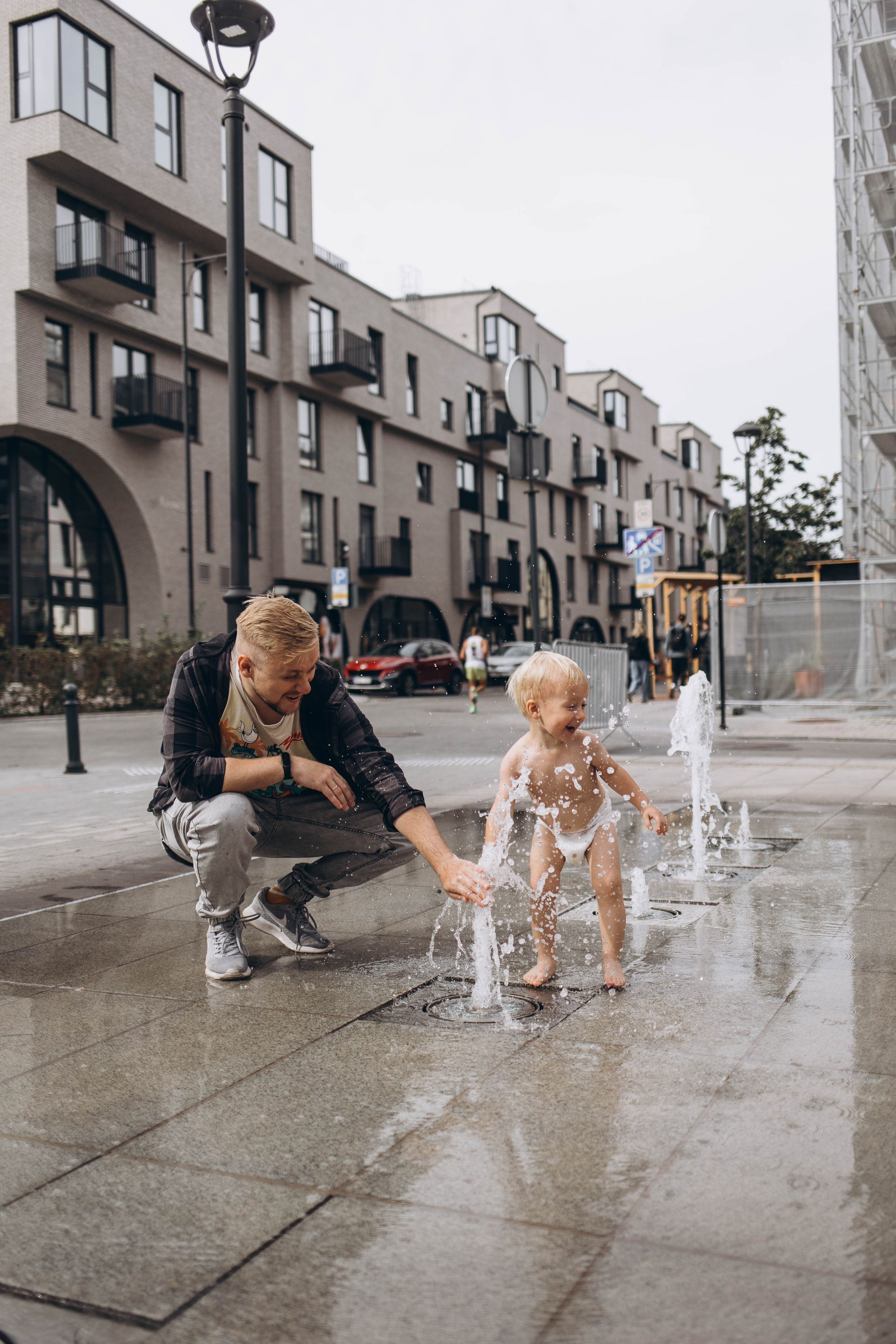 Along the streets of Vilnius in lifestyle style. Family photographer in Vilnuis Svetlana Naumova