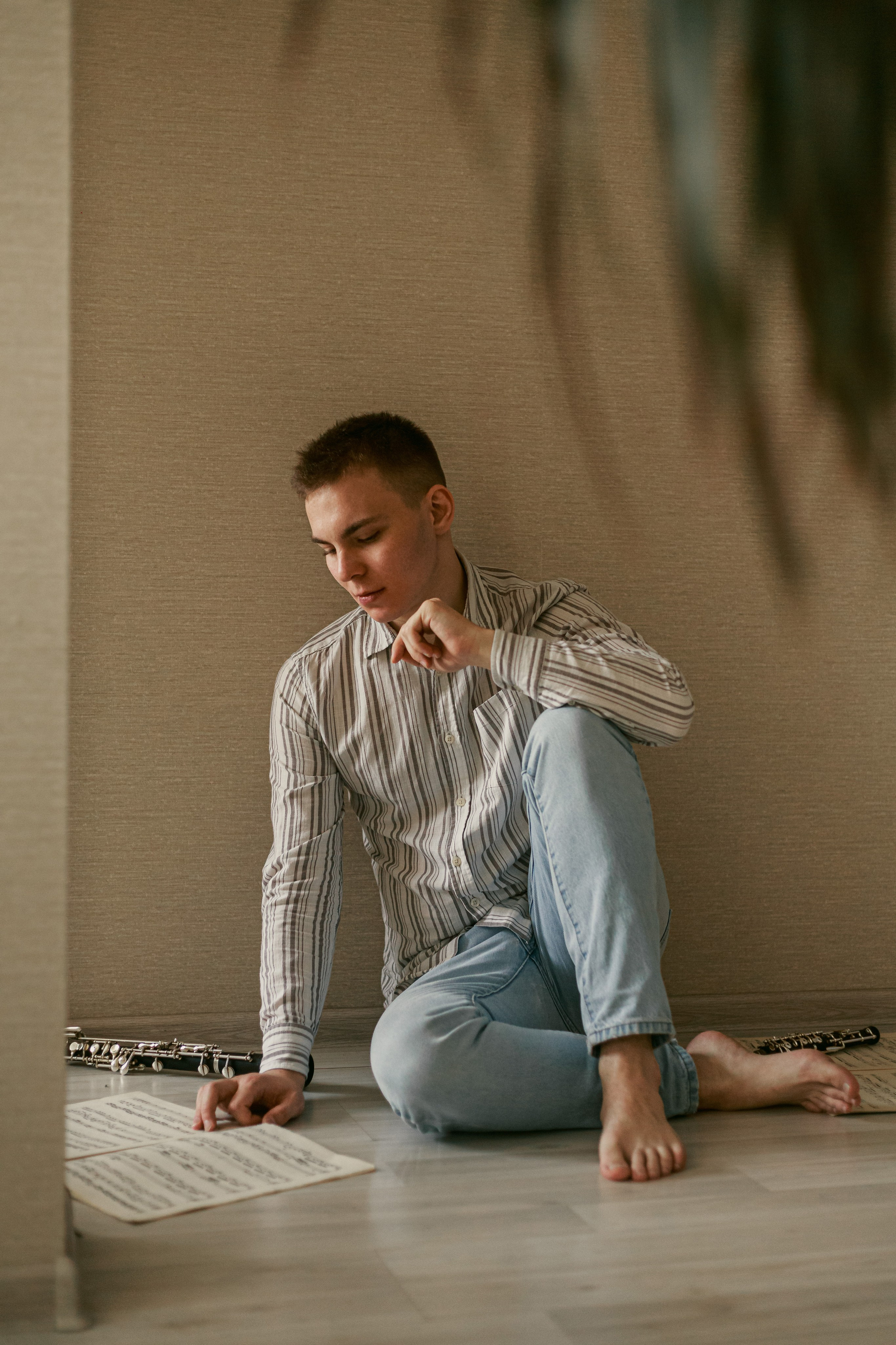 Retrato de un músico en casa