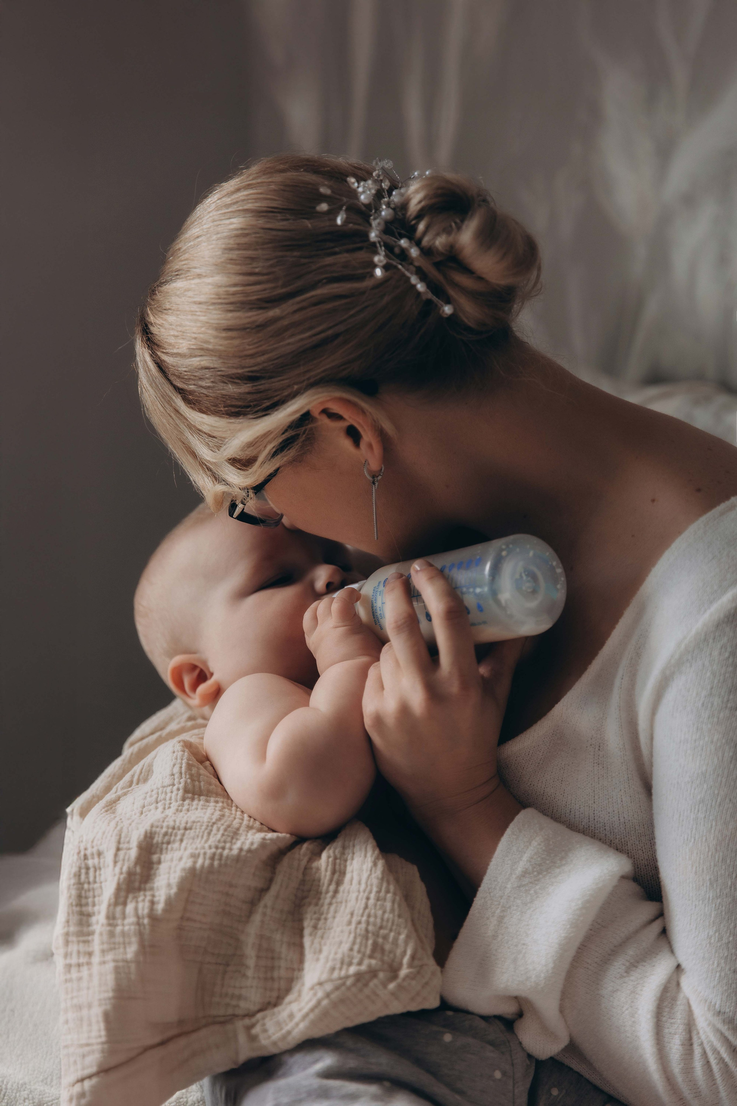 At-Home Baby Photoshoot — First Months of Life in a Cozy Home. Family and children’s photographer in Chicago