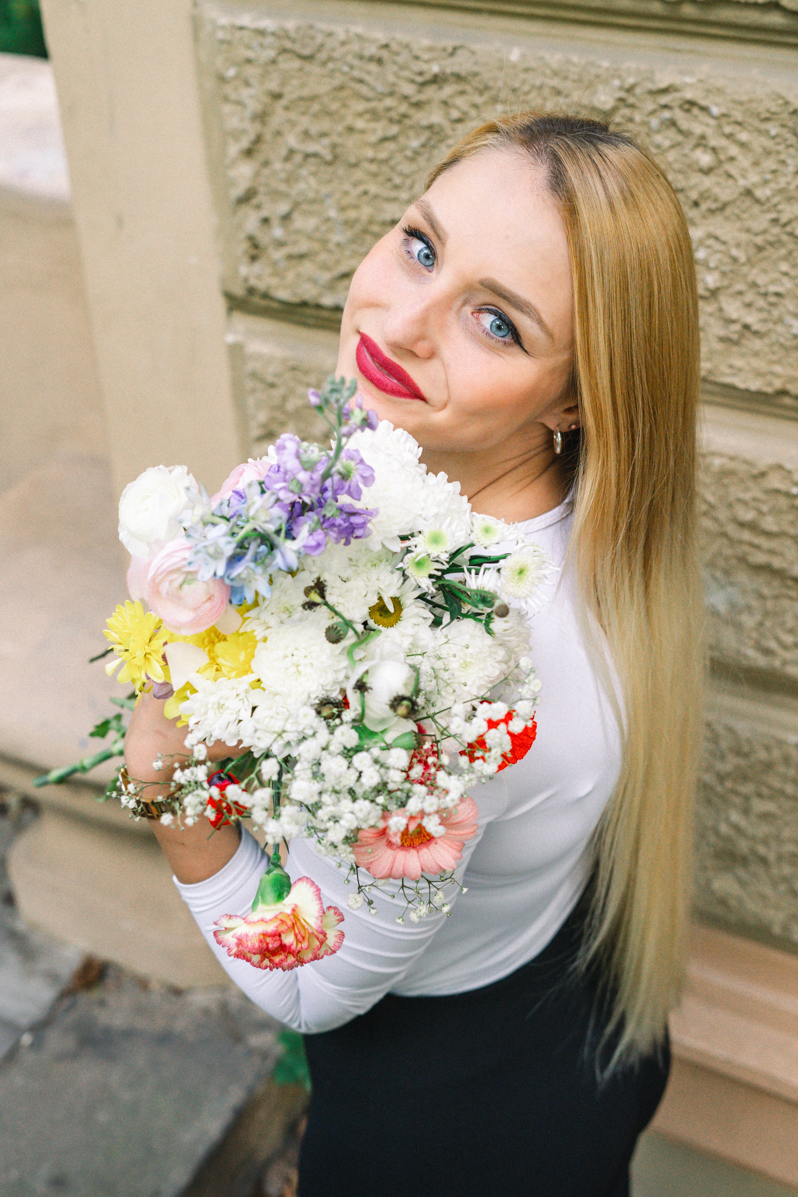 Focení mezi květy. Jana Holubová | Svatební, párová a rodinná fotografka v Praze