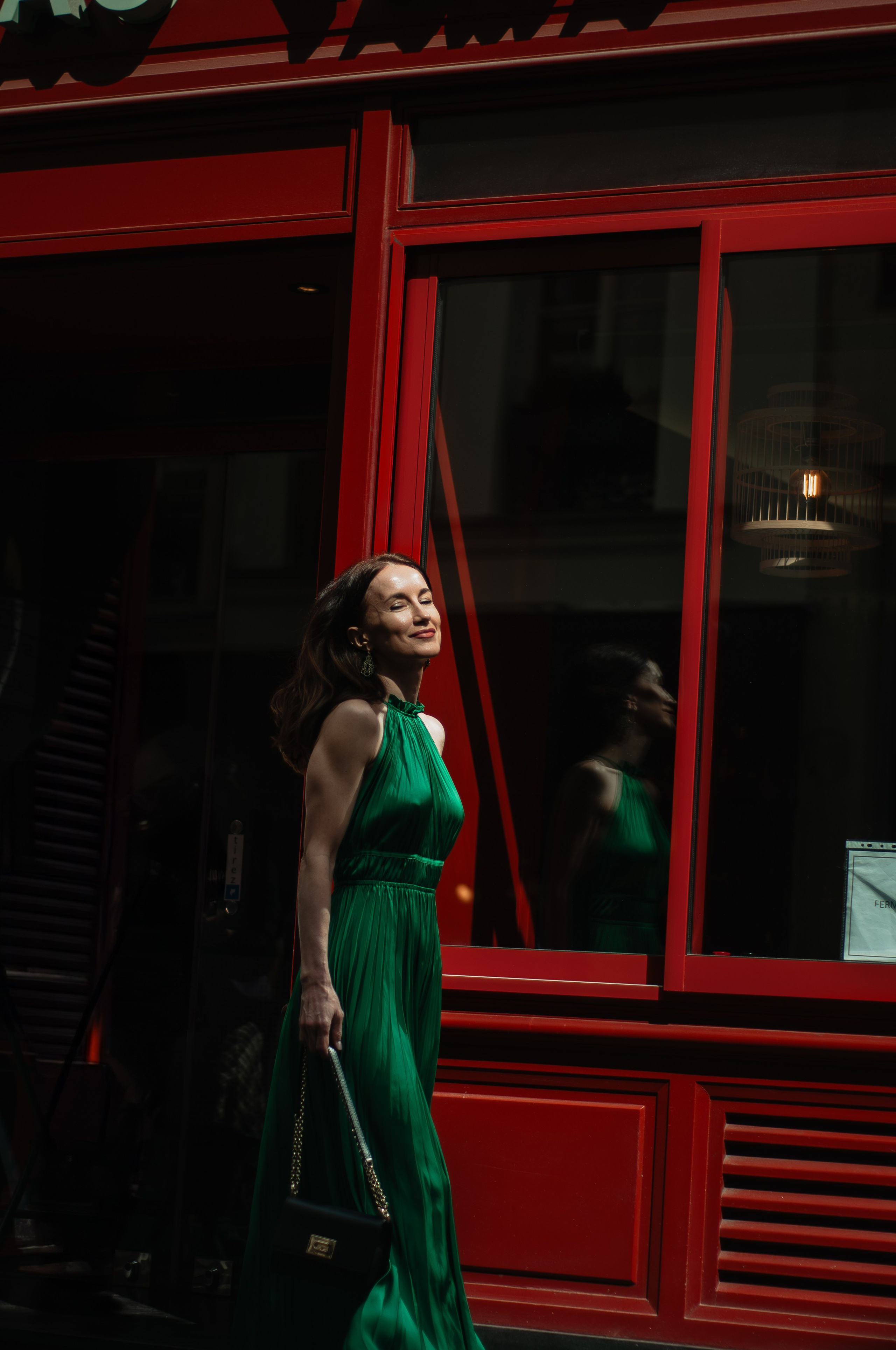 Couple photoshoot in blooming Marais. Paris photographer — Polina Osipova
