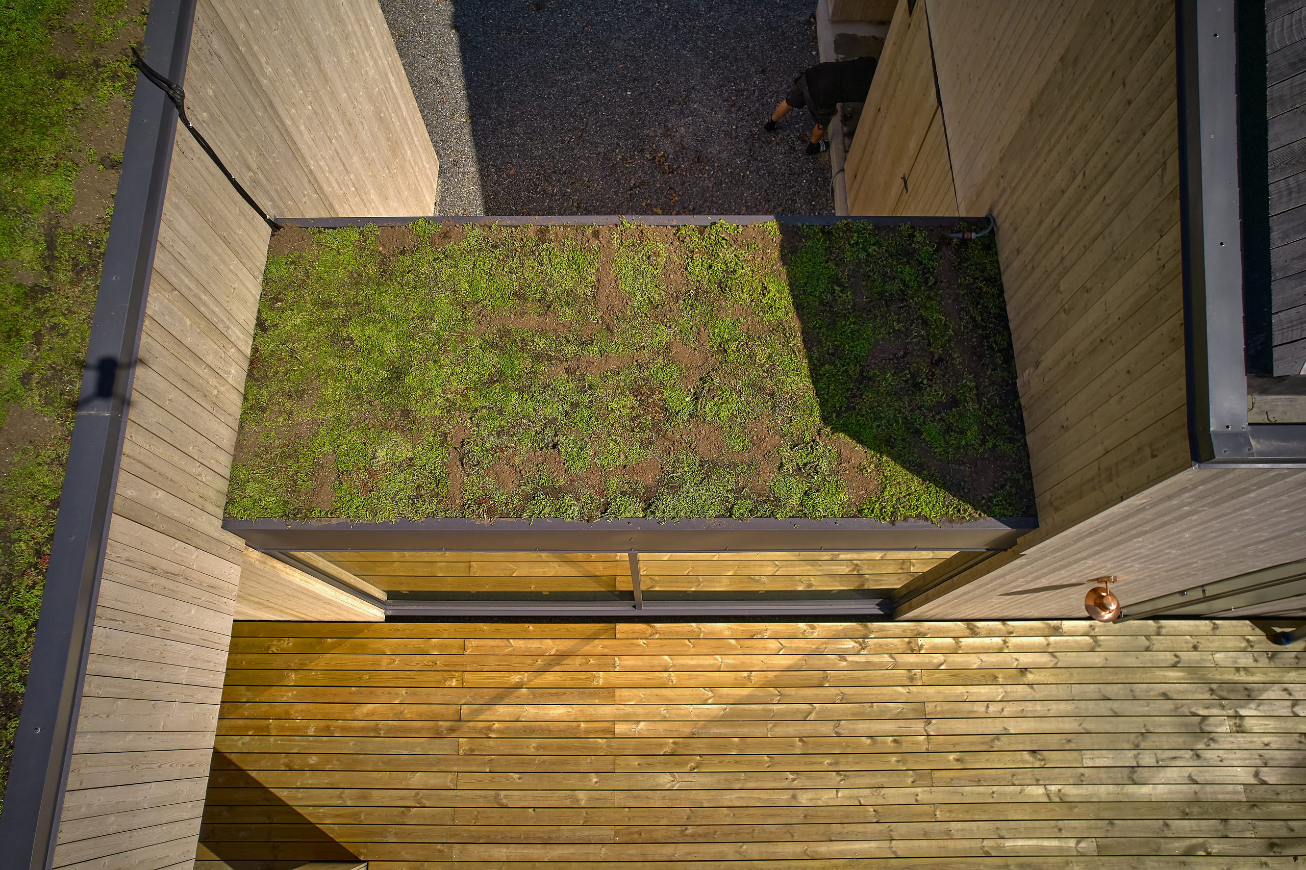 Fastighetsförsäljning med drönare – flygfoto över hus och tomt