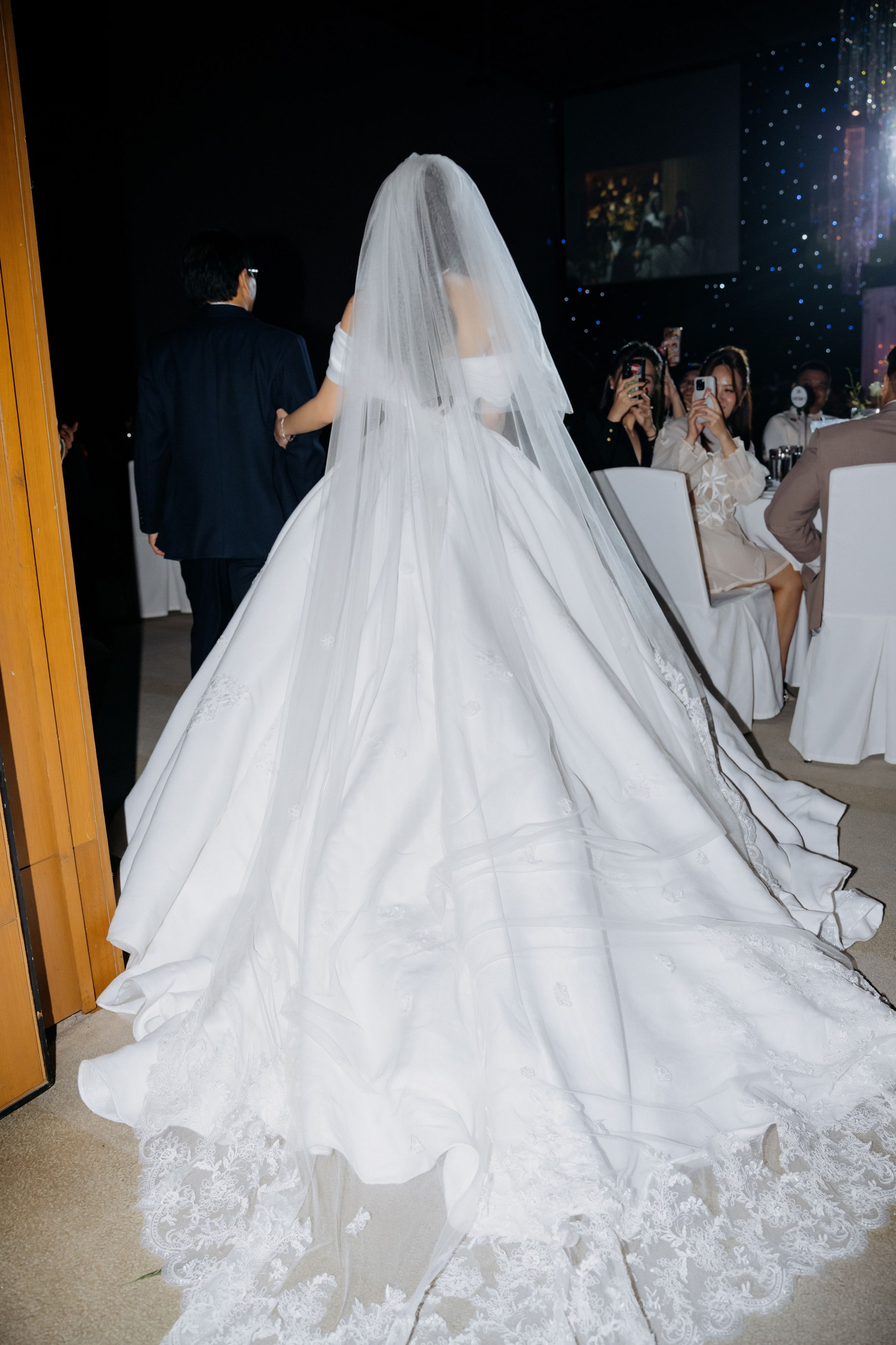 DAT & TU / Wedding Party. Saigon Wedding Present | Art Beyond Moments