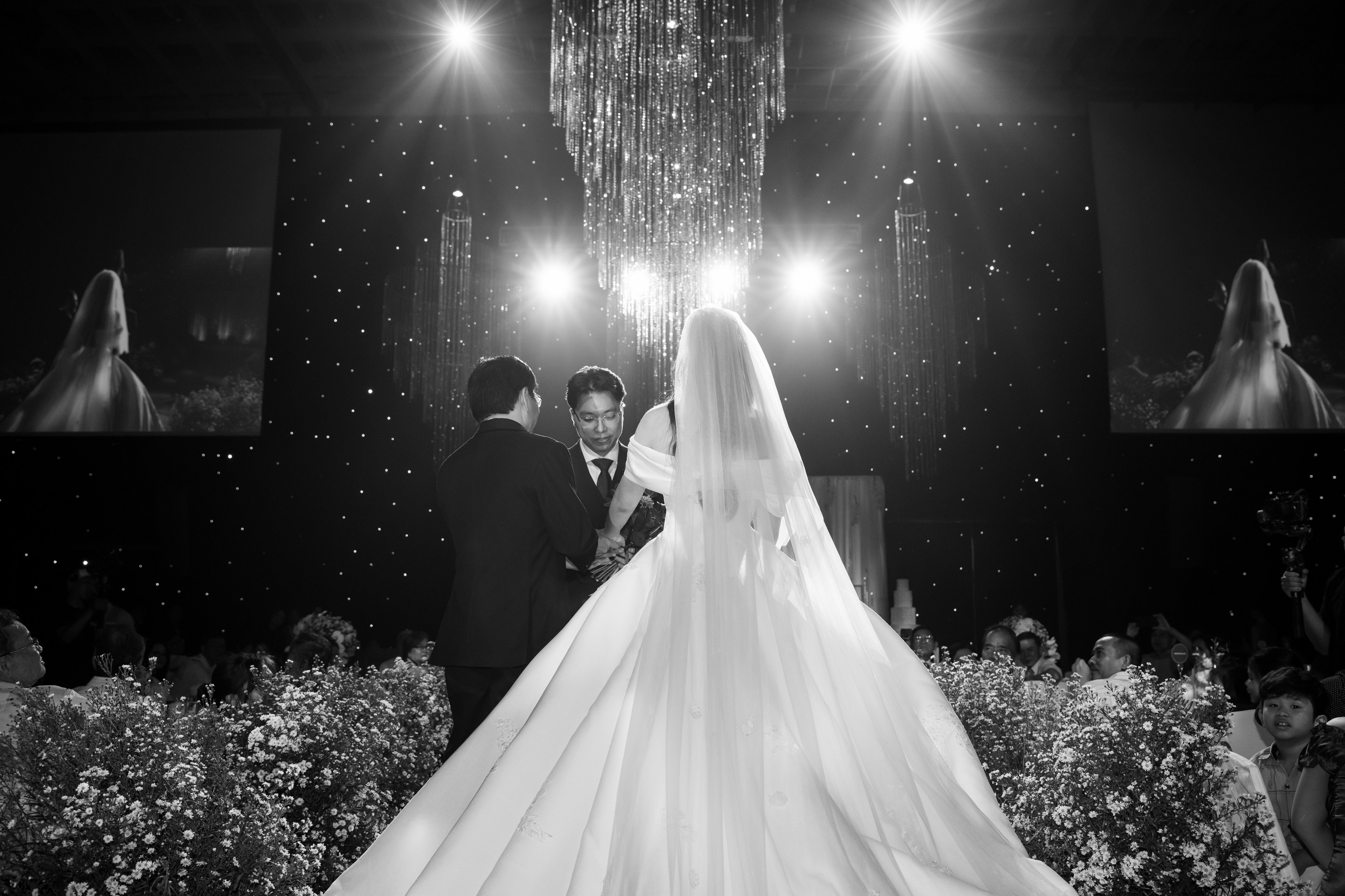 DAT & TU / Wedding Party. Saigon Wedding Present | Art Beyond Moments